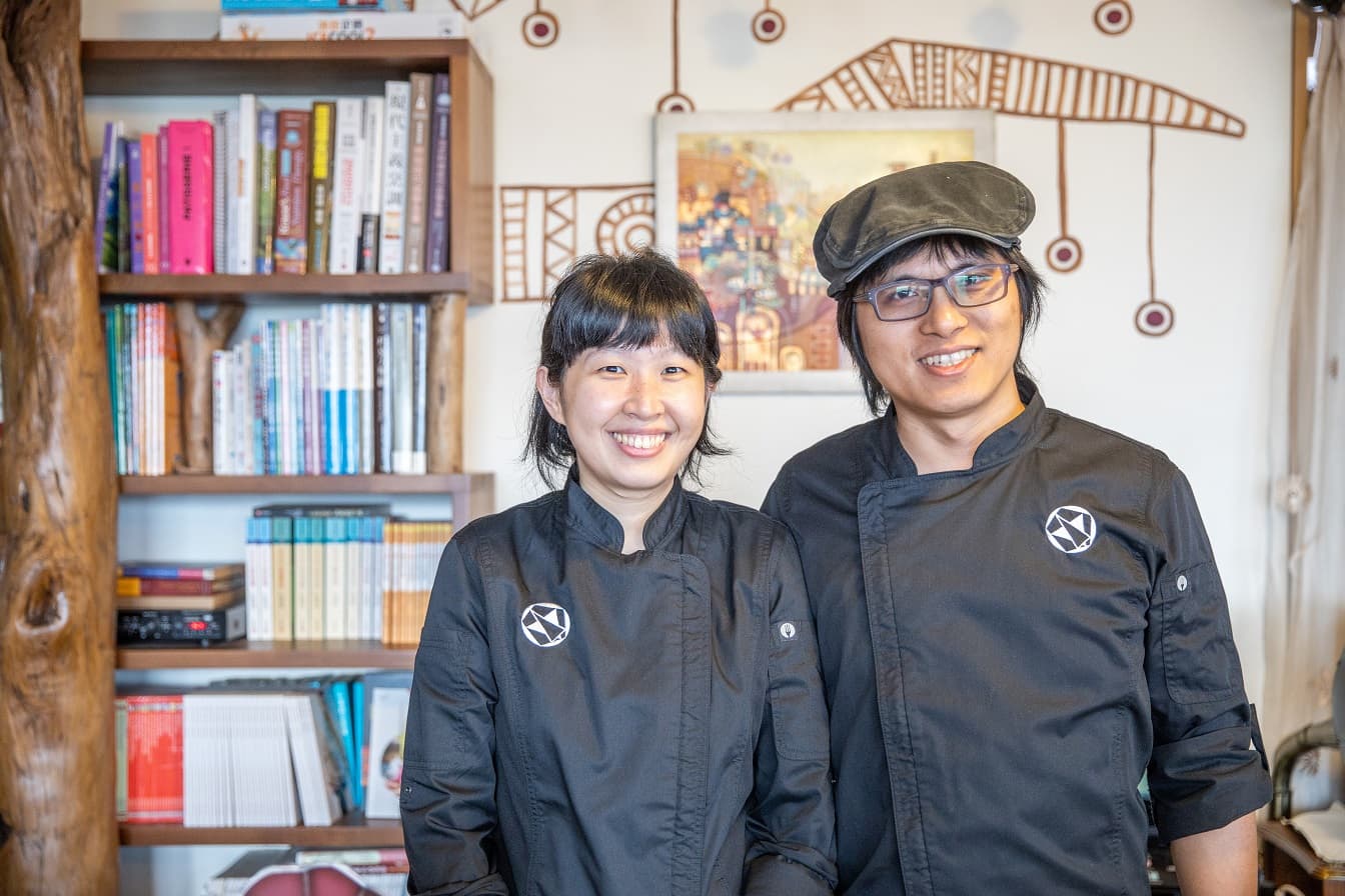 店主張安迪(右)與妻子吳姿儀(左),兩人都從國外藍帶學校回國。