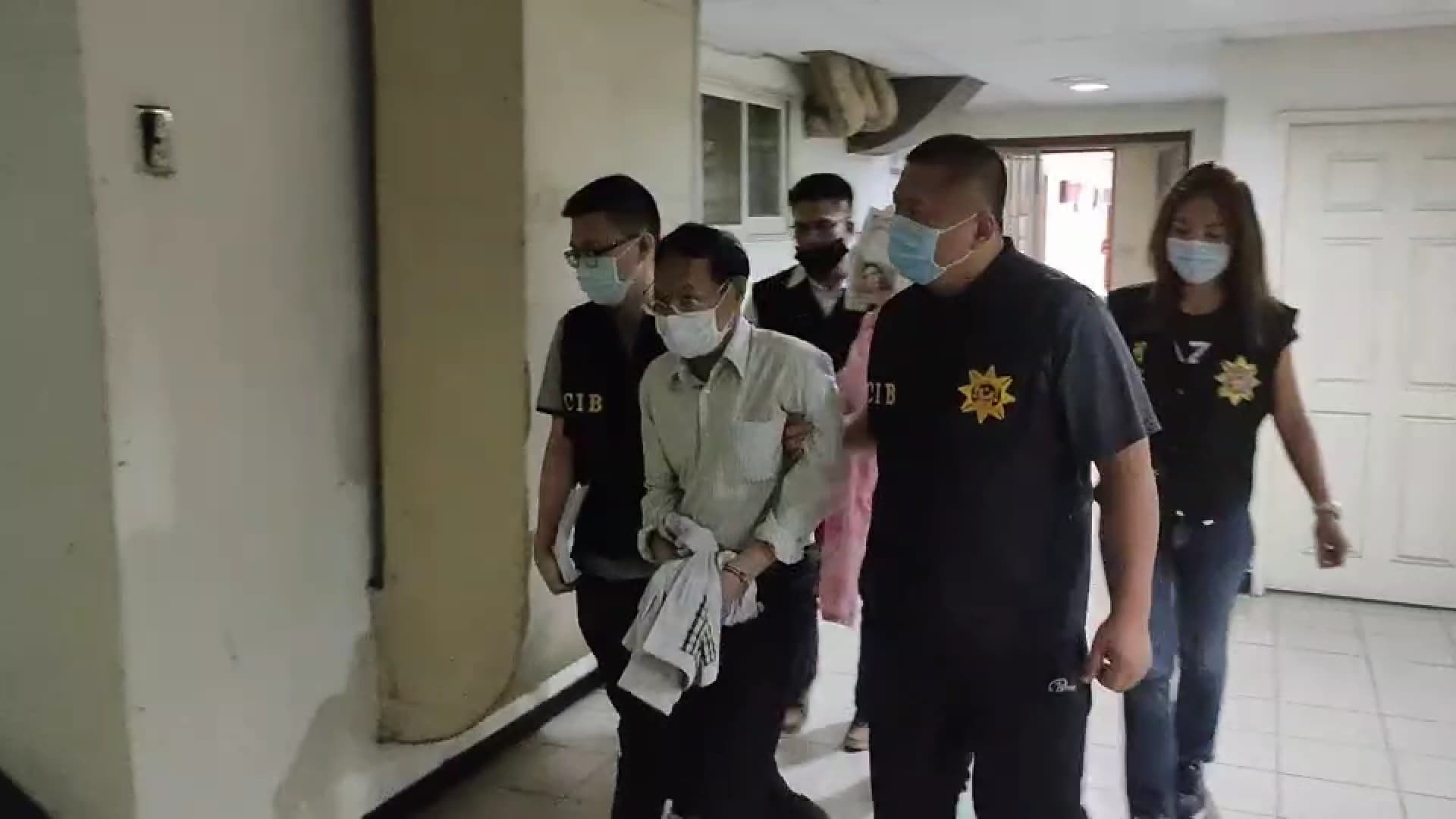 不少年紀大的信徒體力不支,痛苦的在地檢署外痛哭「我的少龍」。(讀者提供)