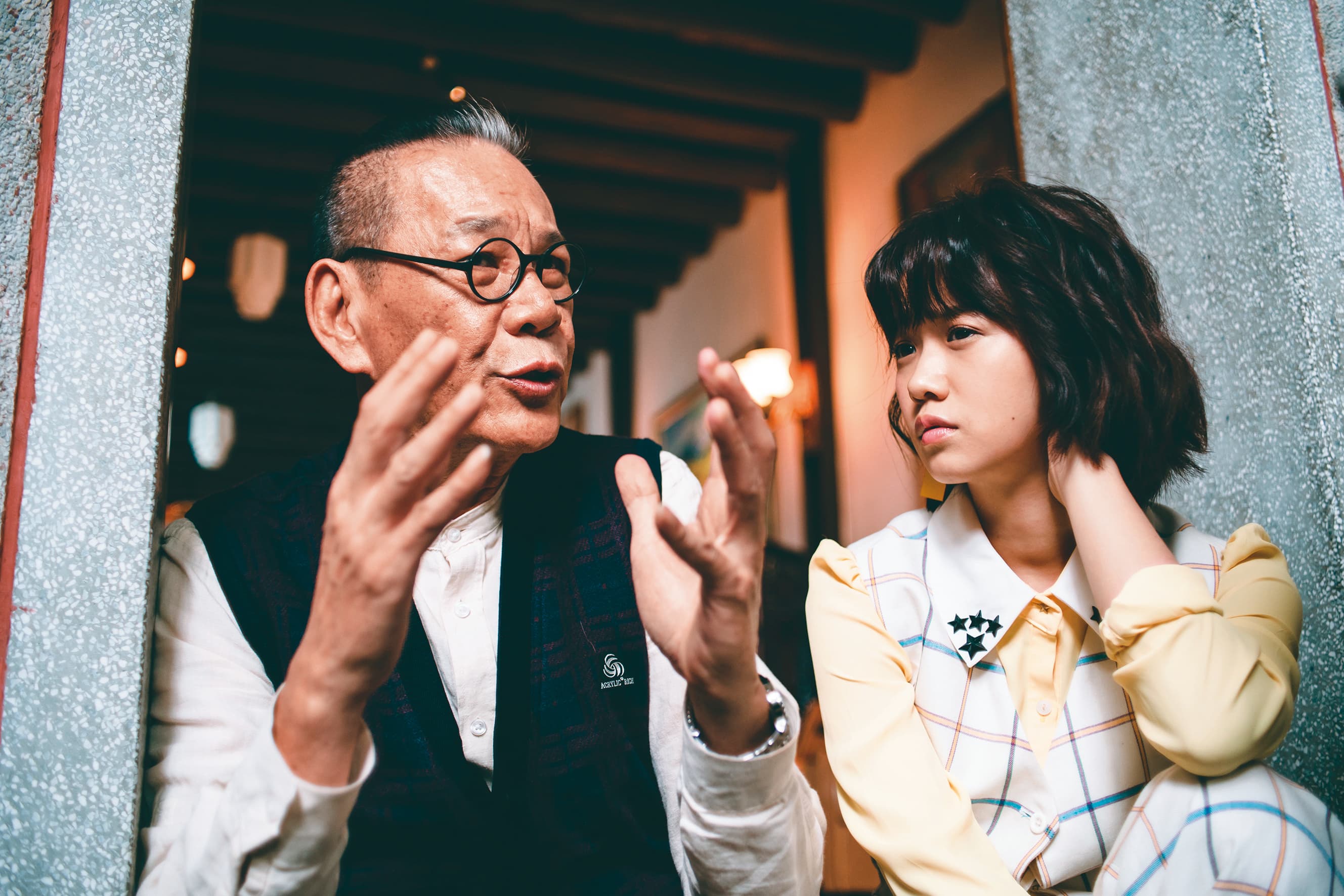 跟嚴正嵐(右)一起合作《老姑婆的古董老菜單》,龍劭華發現對方從《花甲男孩轉大人》後,進步很多。(華視提供)