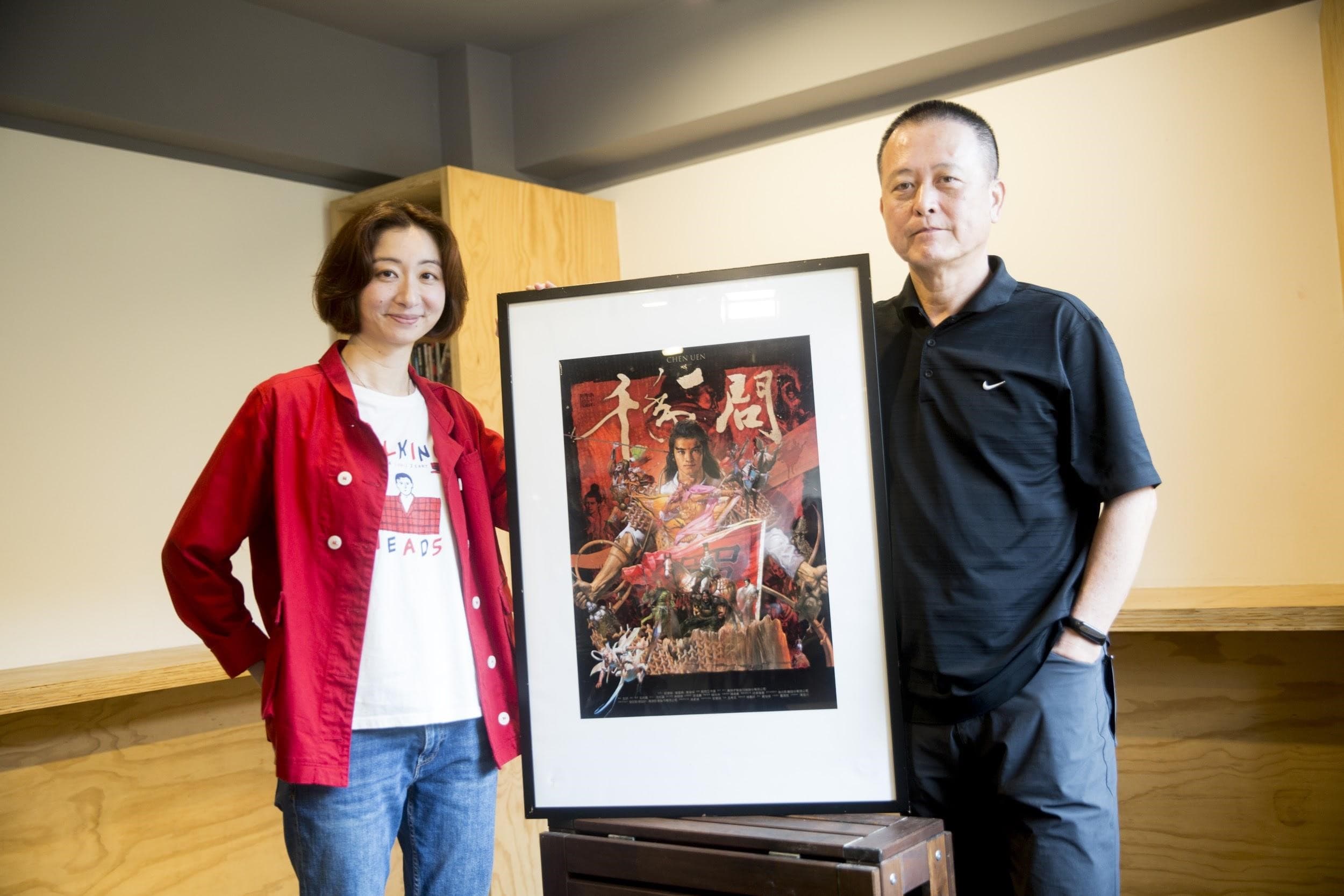 導演王婉柔(左)與資深攝影師韓允中(右),在拍攝紀錄片《千年一問》時,運用各種器材、手法,表現鄭問的作品與生平。