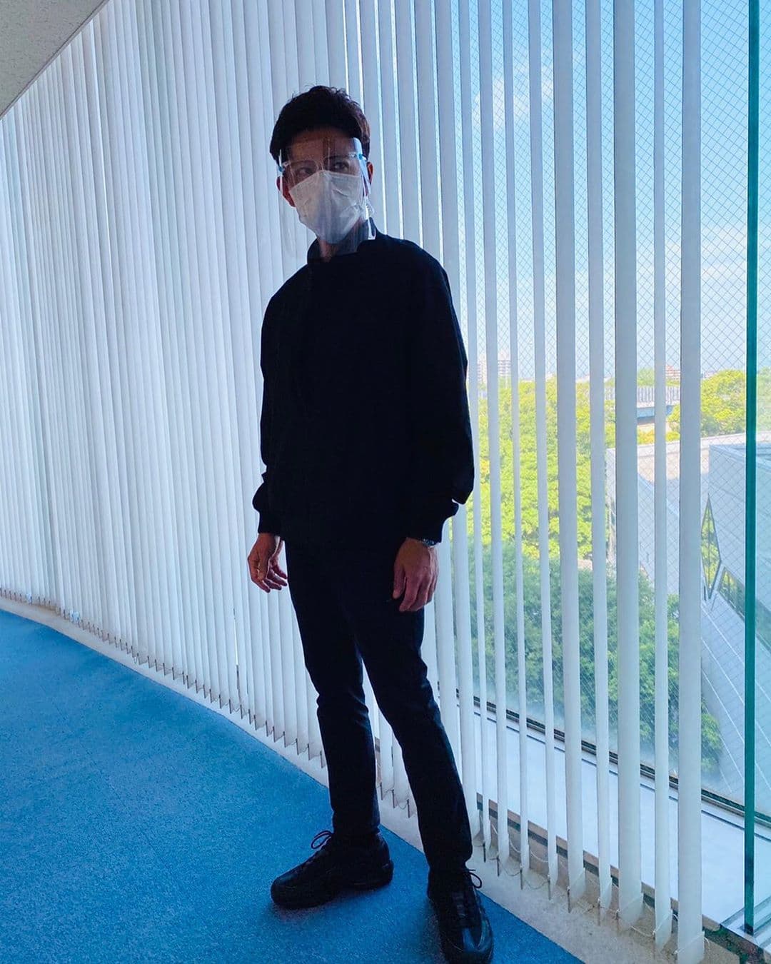 木村拓哉主演的《BG終極保鏢2》復工後,演員在拍攝外的時間全程配戴透明面罩防疫。(翻攝木村拓哉IG)