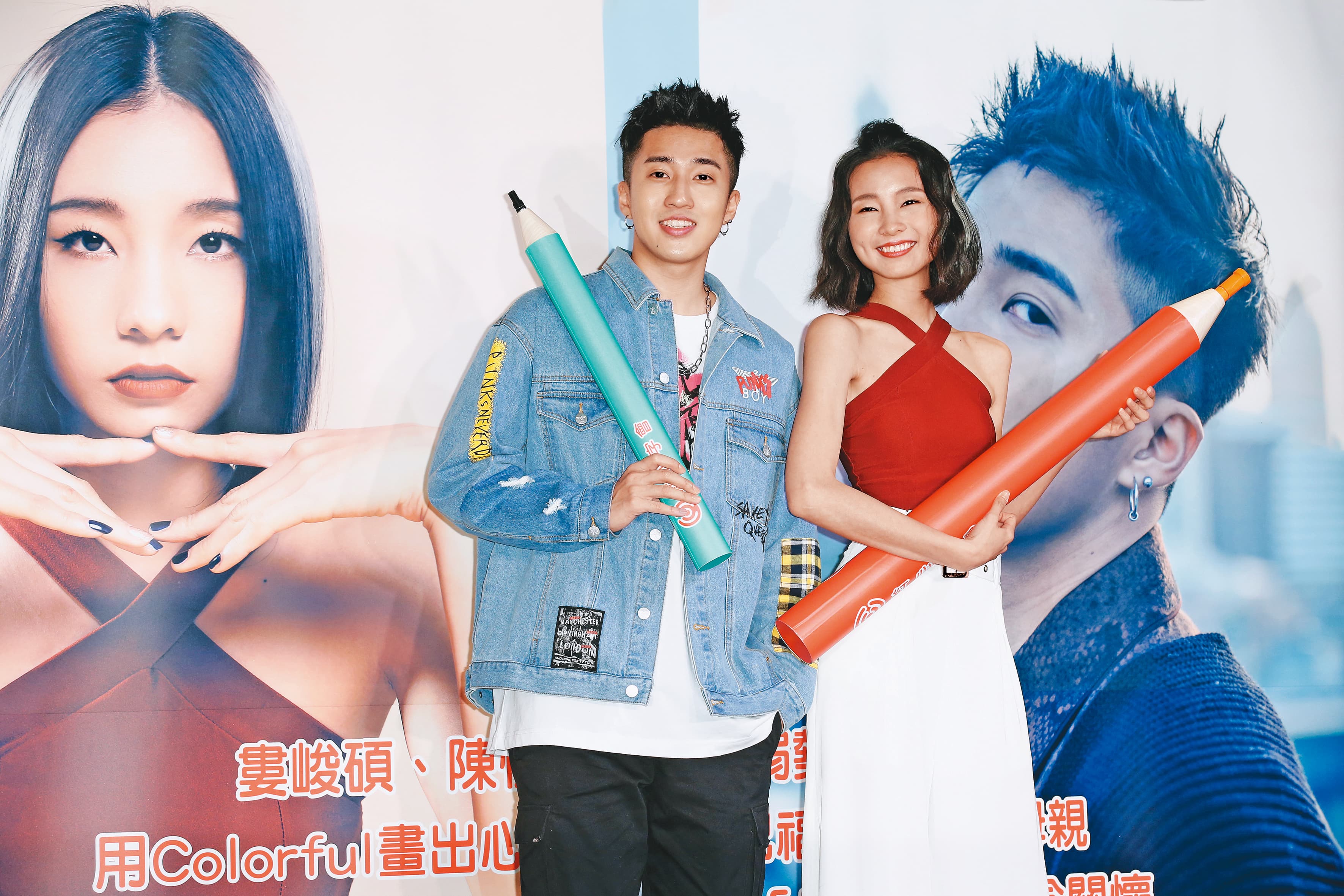 陳忻玥（右）與創作歌手婁峻碩（左）一起出席公益活動。