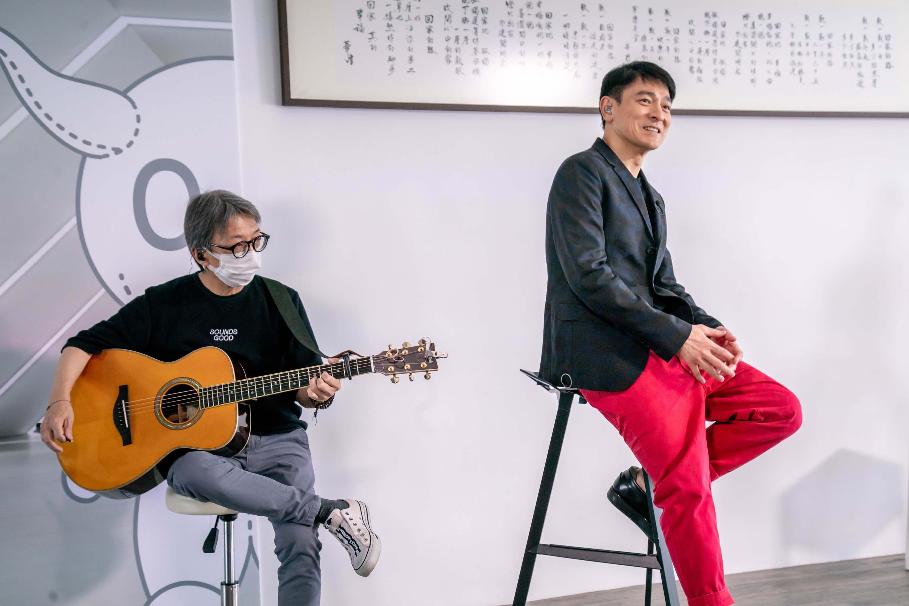 劉德華獻唱歌曲給歌迷。（台灣映藝提供）