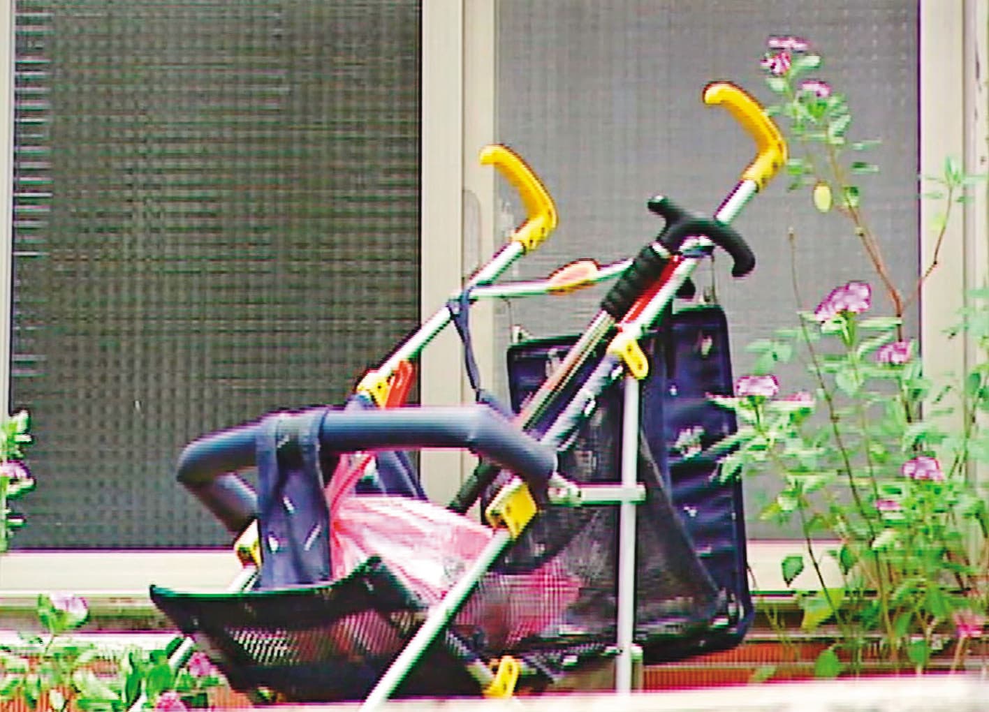命案發生後,嬰兒車已永遠等不到小主人。(東森新聞提供)