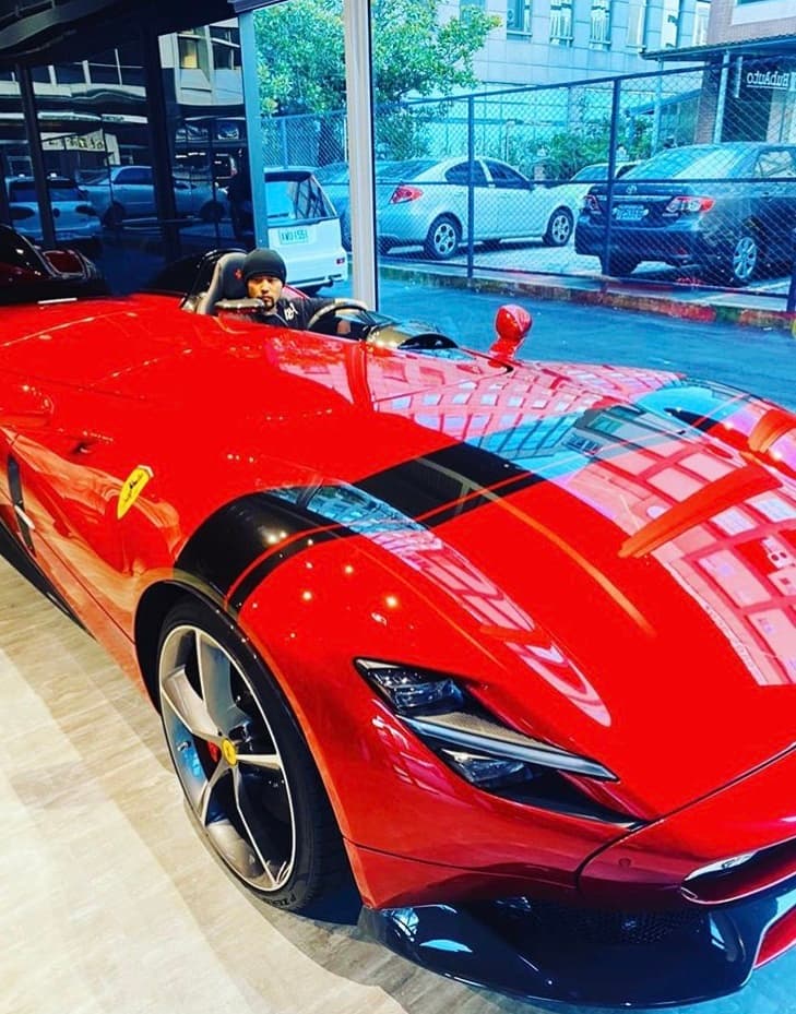 周杰倫今(19日)在IG中,上傳一台紅色法拉利Ferrari Monza SP1。(翻攝自周杰倫IG)