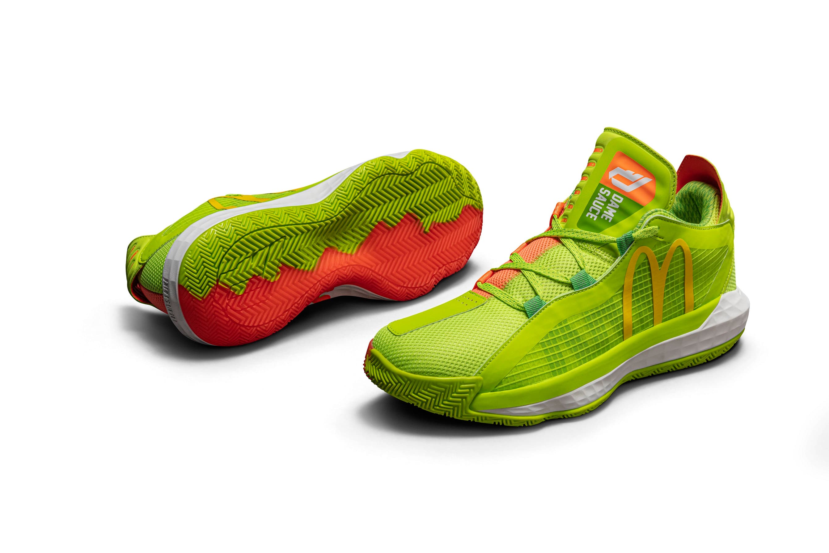 adidas Dame 6「Sauce」延續一貫的雙色風格，以搶眼螢光橘及綠色為基調，貫穿內外側網布鞋面及鞋底。（adidas提供）