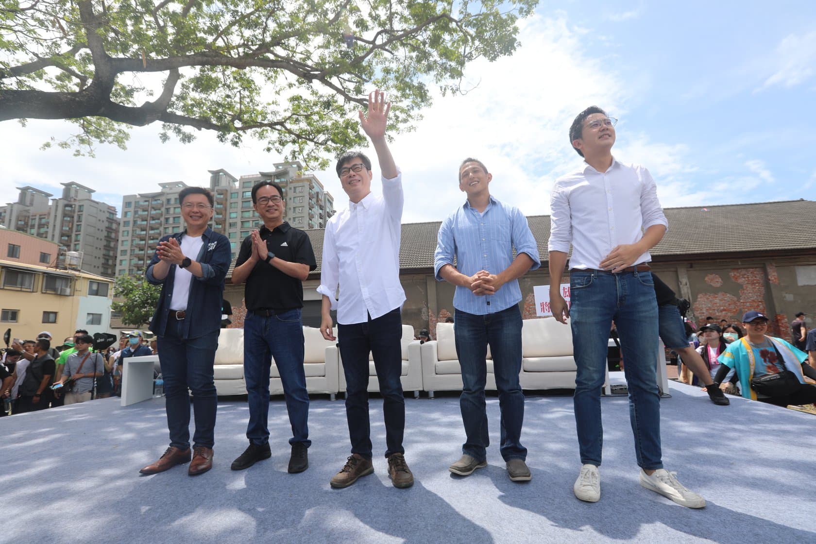 陳其邁(中)首波競選團隊人事曝光,其中人氣超高的吳怡農(右2)也入列。(翻攝自陳其邁臉書)