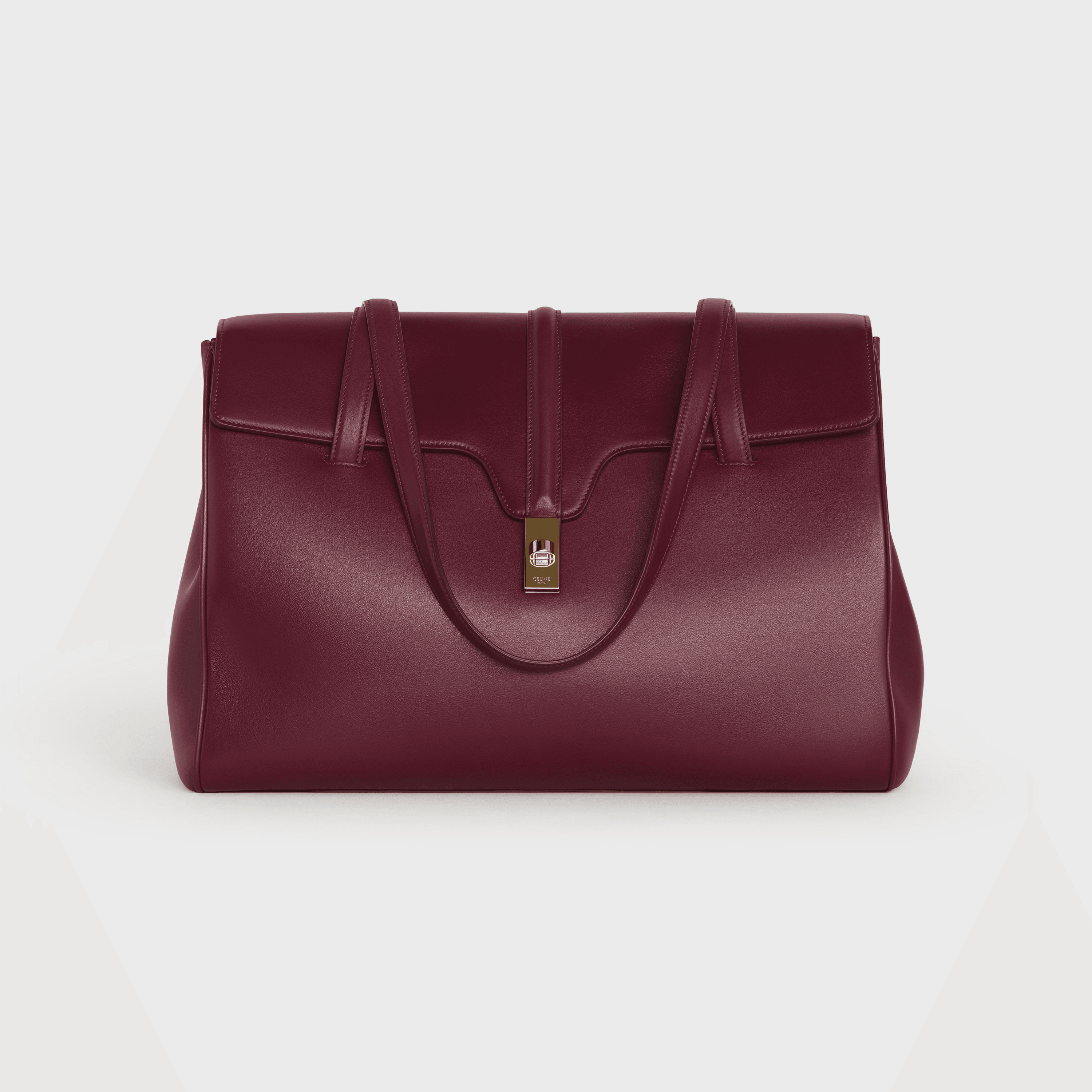 SOFT 16酒紅色小牛皮大型肩背包。NT$99,000 (CELINE提供)