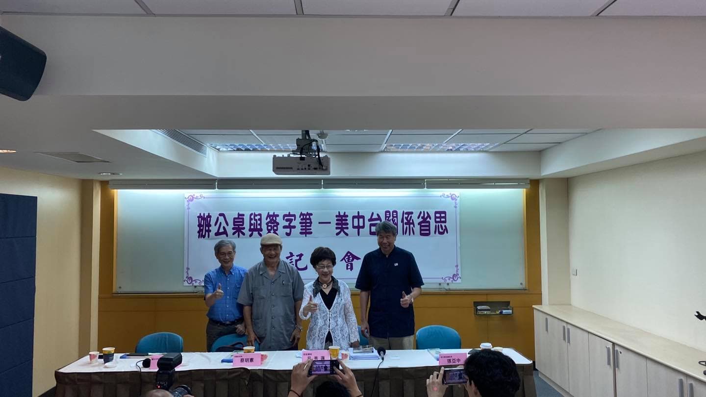 呂秀蓮出席「從辦公桌與簽字筆談雙兩岸關係」記者會前受訪,談及釣魚台主權問題。(翻攝自呂秀蓮臉書)