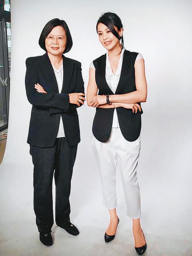 李婉鈺(右)2010年初次參選新北市議員時,與當時民進黨黨主席、新北市長候選人蔡英文(左)合拍宣傳照。(李婉鈺提供)