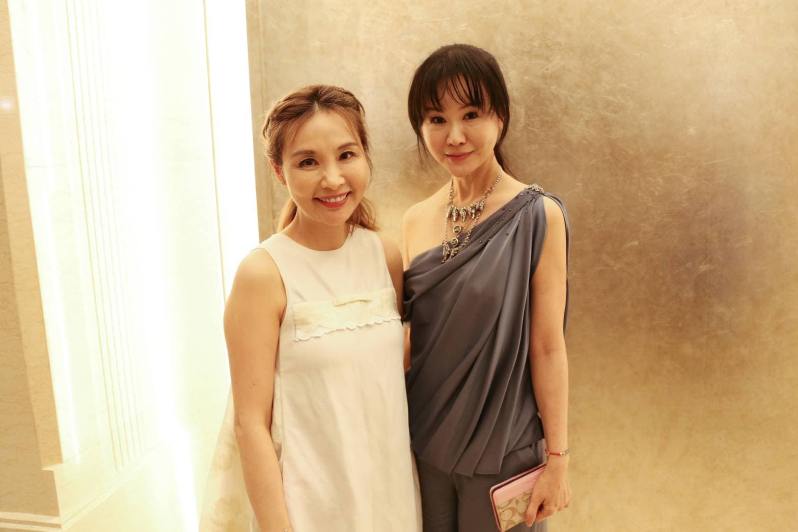 許聖梅(左)覺得閨密張如君(右)嫁给選美慈善事業也是不錯的歸宿。(中華全球城市選拔協會提供)