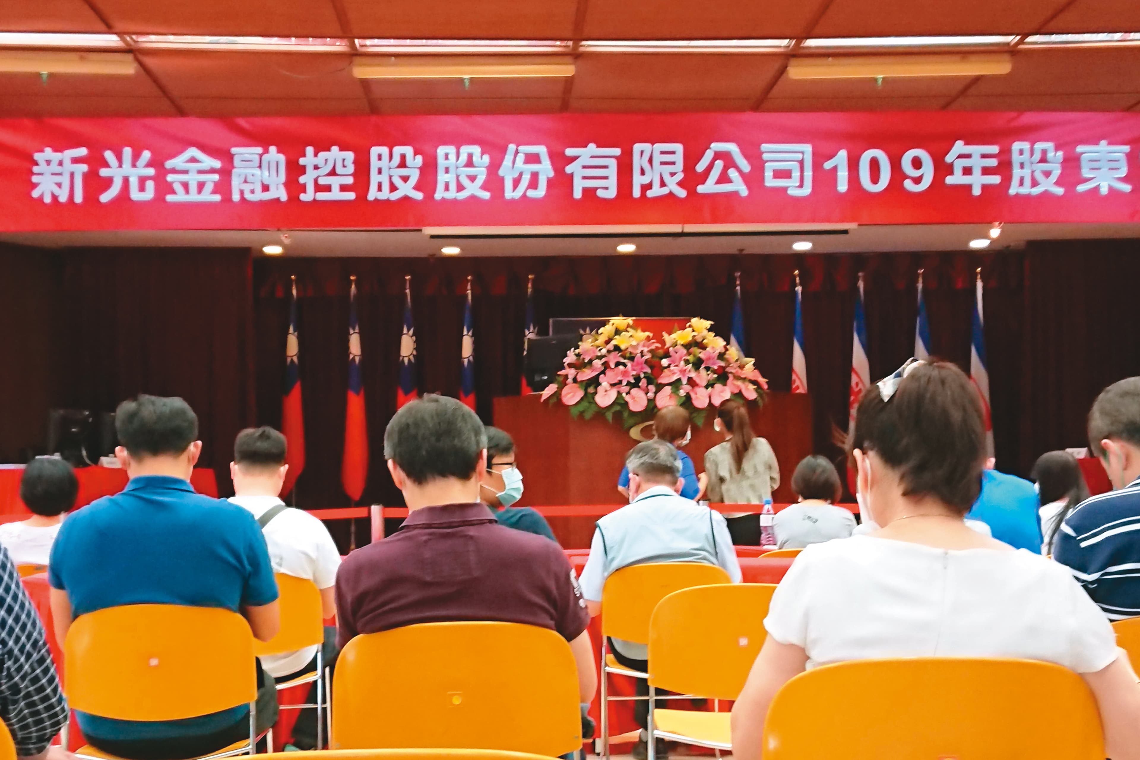 新光金上週五改選董監事,股東會上小股東炮聲隆隆。(讀者提供)