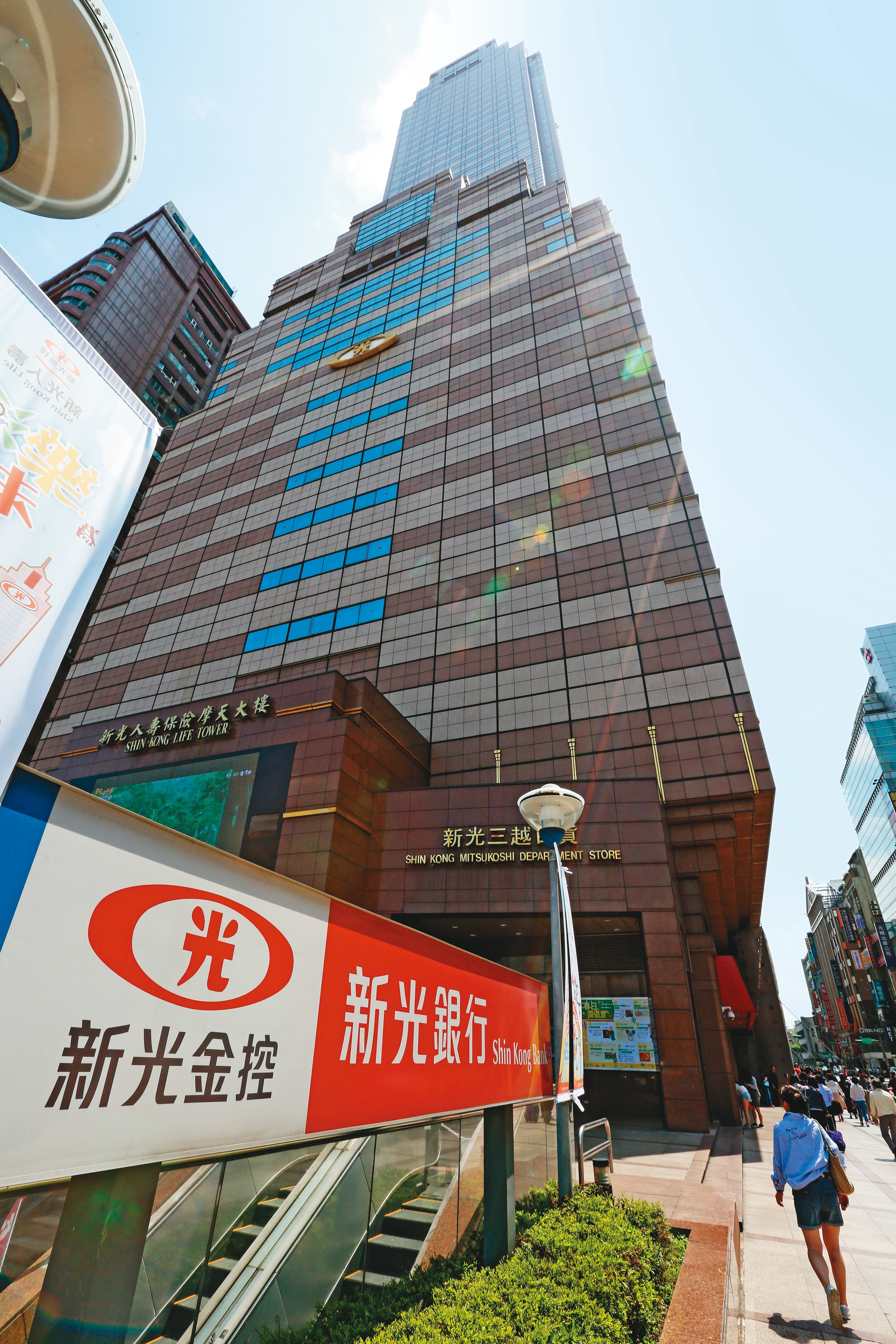 新光金自2002年創立以來,一直由吳東進擔任董事長。