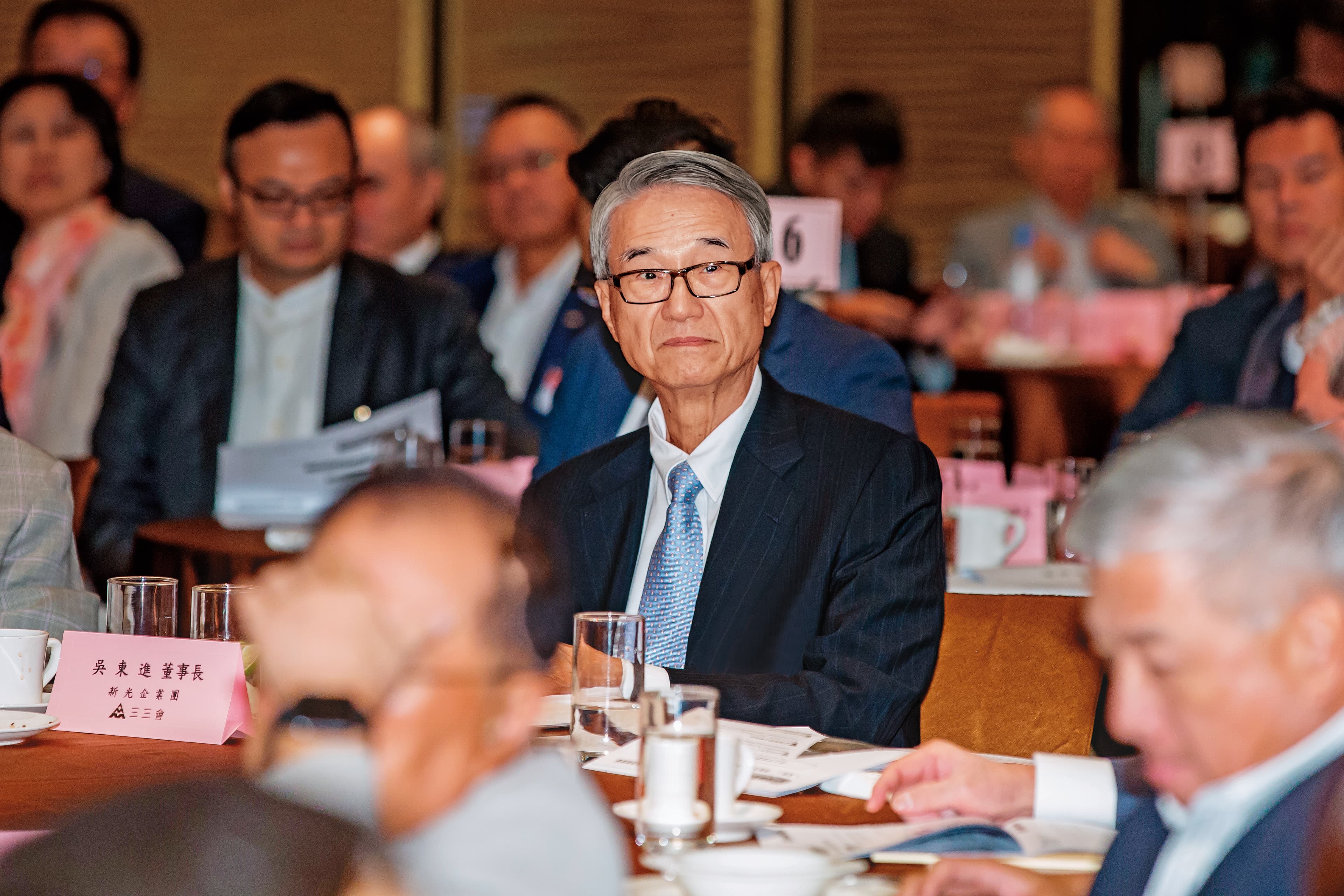 吳東進無預警卸下新光金董座一職,震撼市場。