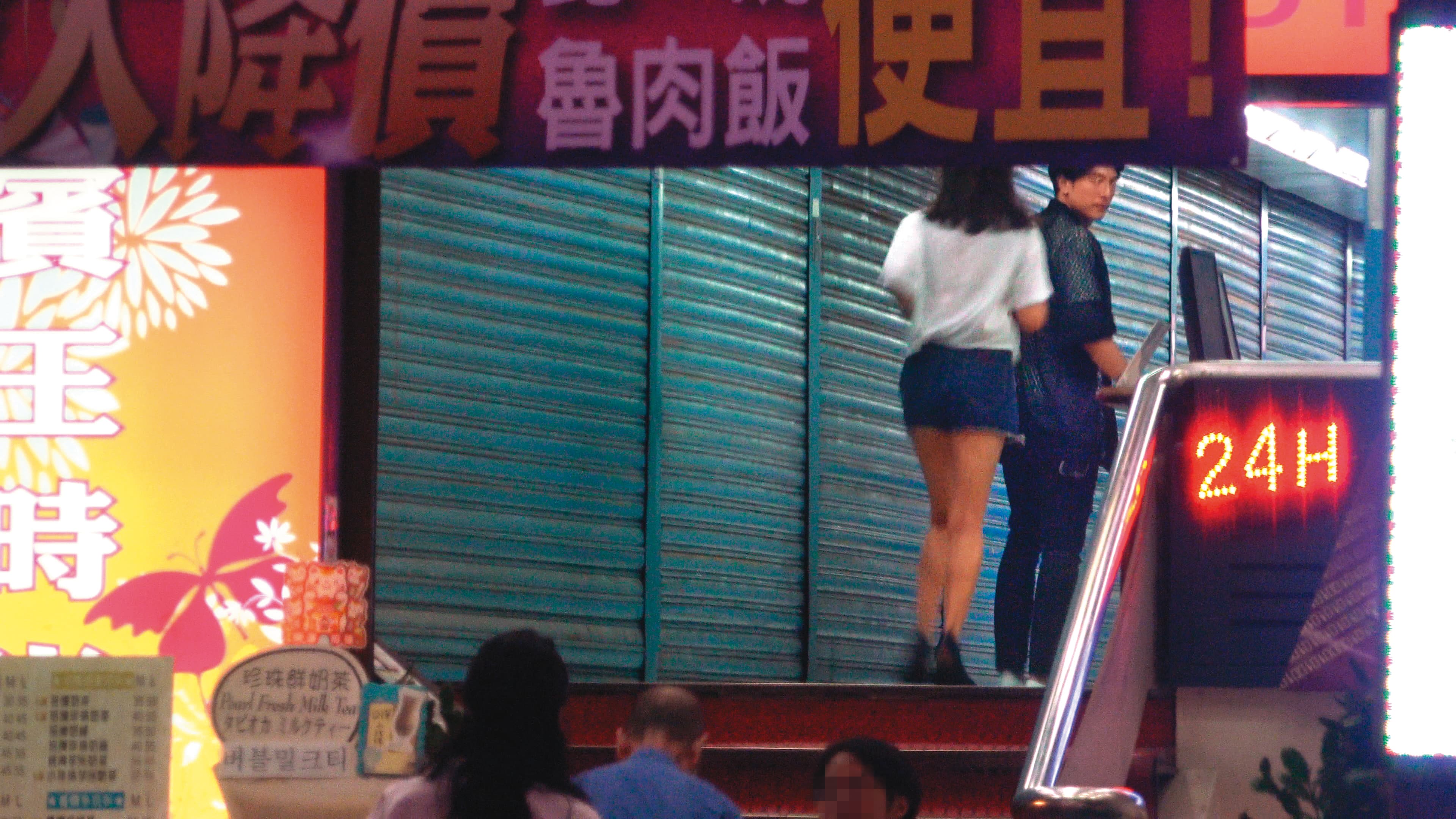 6/15 22:40 陳意涵(左)跟著邱澤(右)腳步上樓躲藏,露出腿部線條。