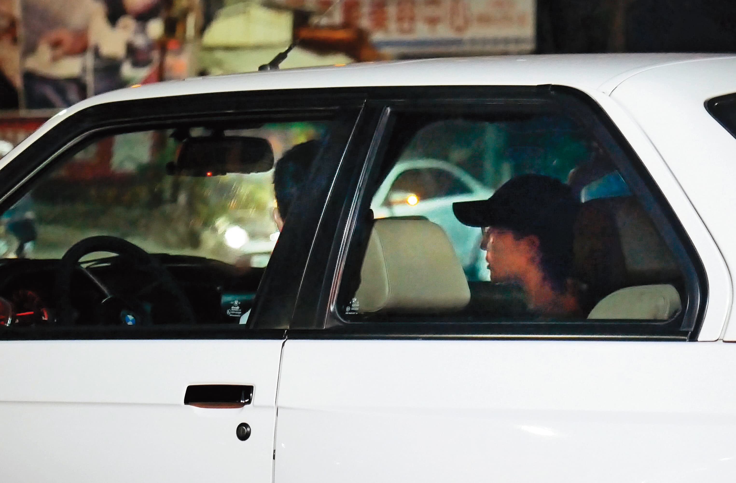 本刊曾經拍到邱澤(左)與張鈞甯(右)同車約會,邱澤認愛,不過張鈞甯撇得很清。