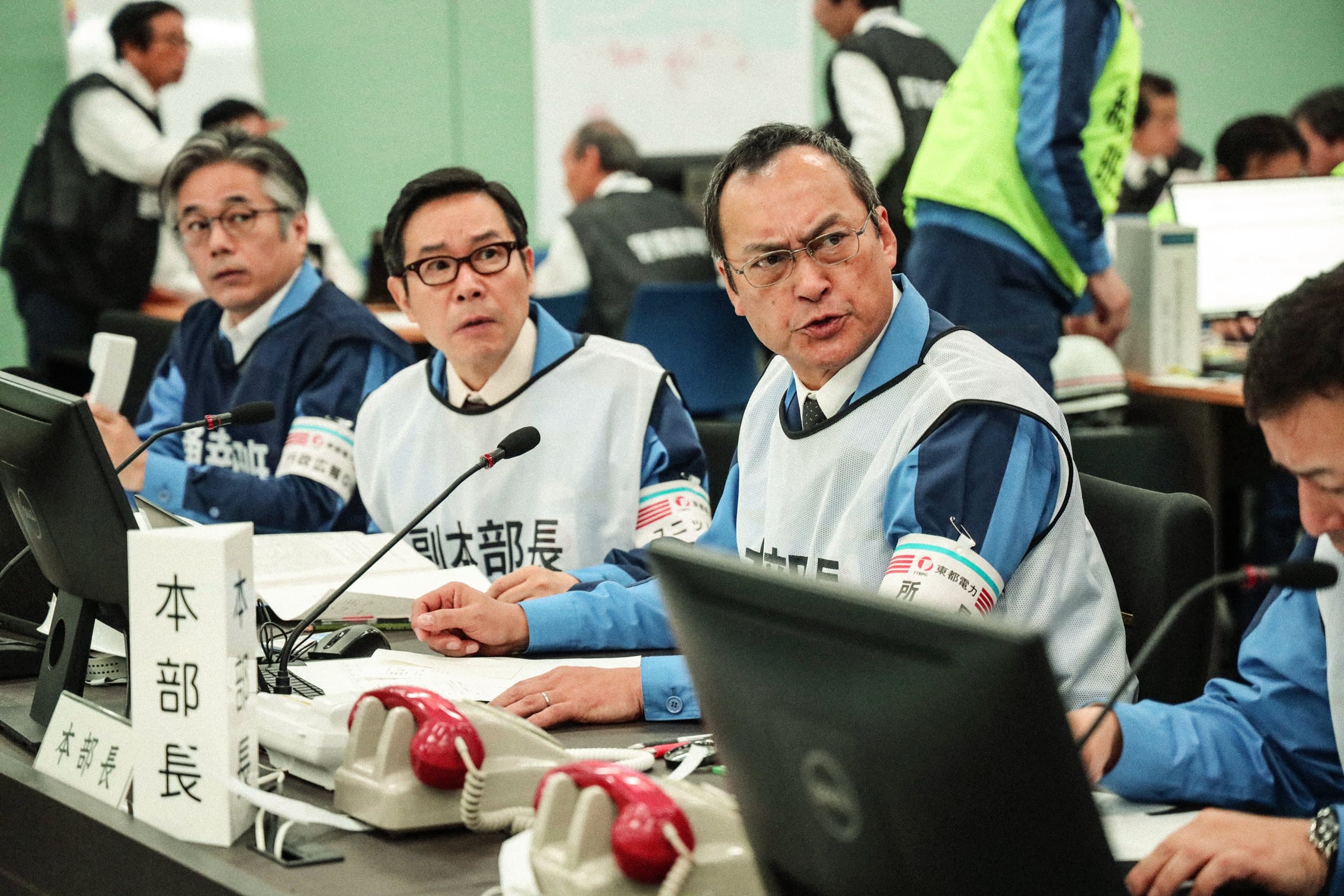 渡邊謙飾演福島第一核電廠廠長,面對救災刻不容緩卻還要接待官員視察,數度差點翻桌。(双喜電影提供)