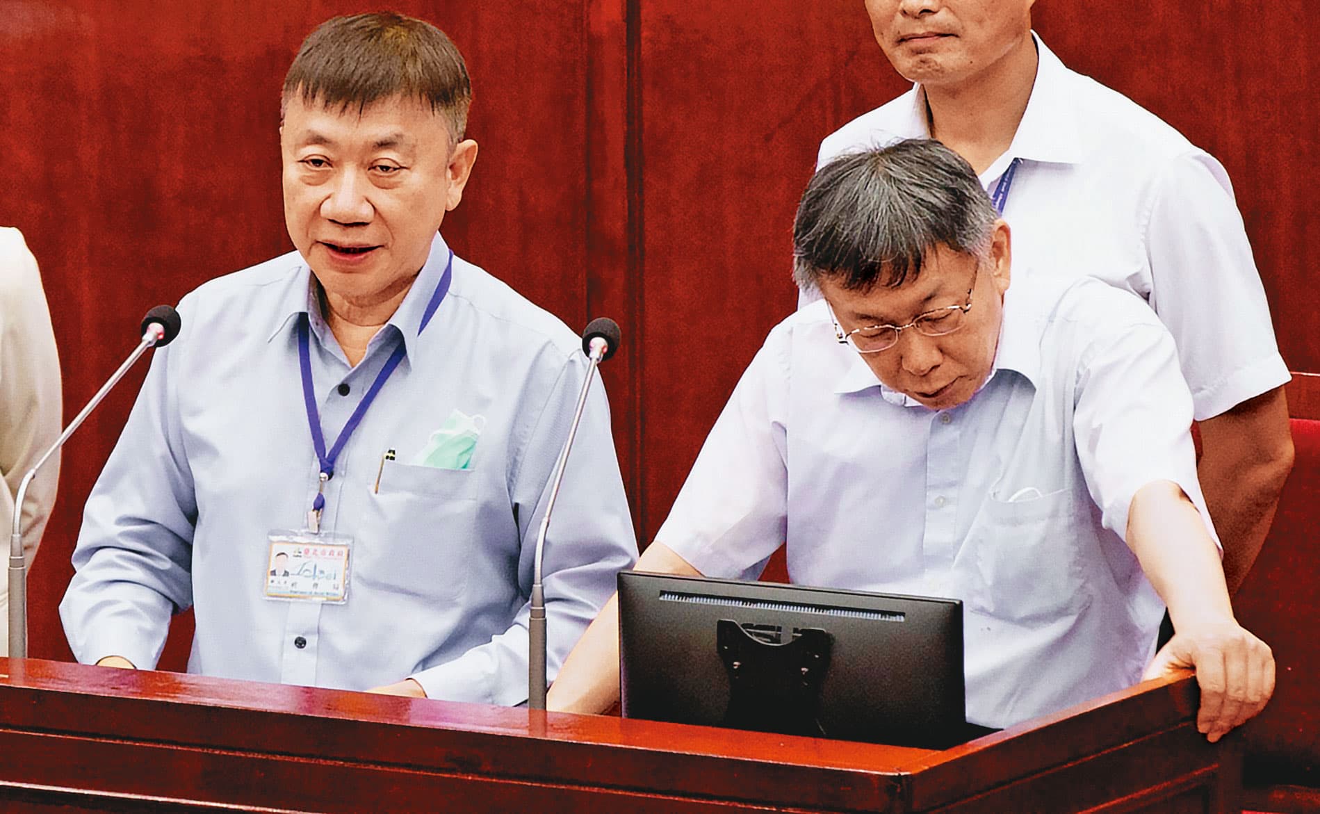 北市府社會局監管頴川建忠的千億元財產,過程戰戰兢兢,還決定放棄監管身分。圖為北市府社會局長劉志光(左)與市長柯文哲(右)接受質詢。
