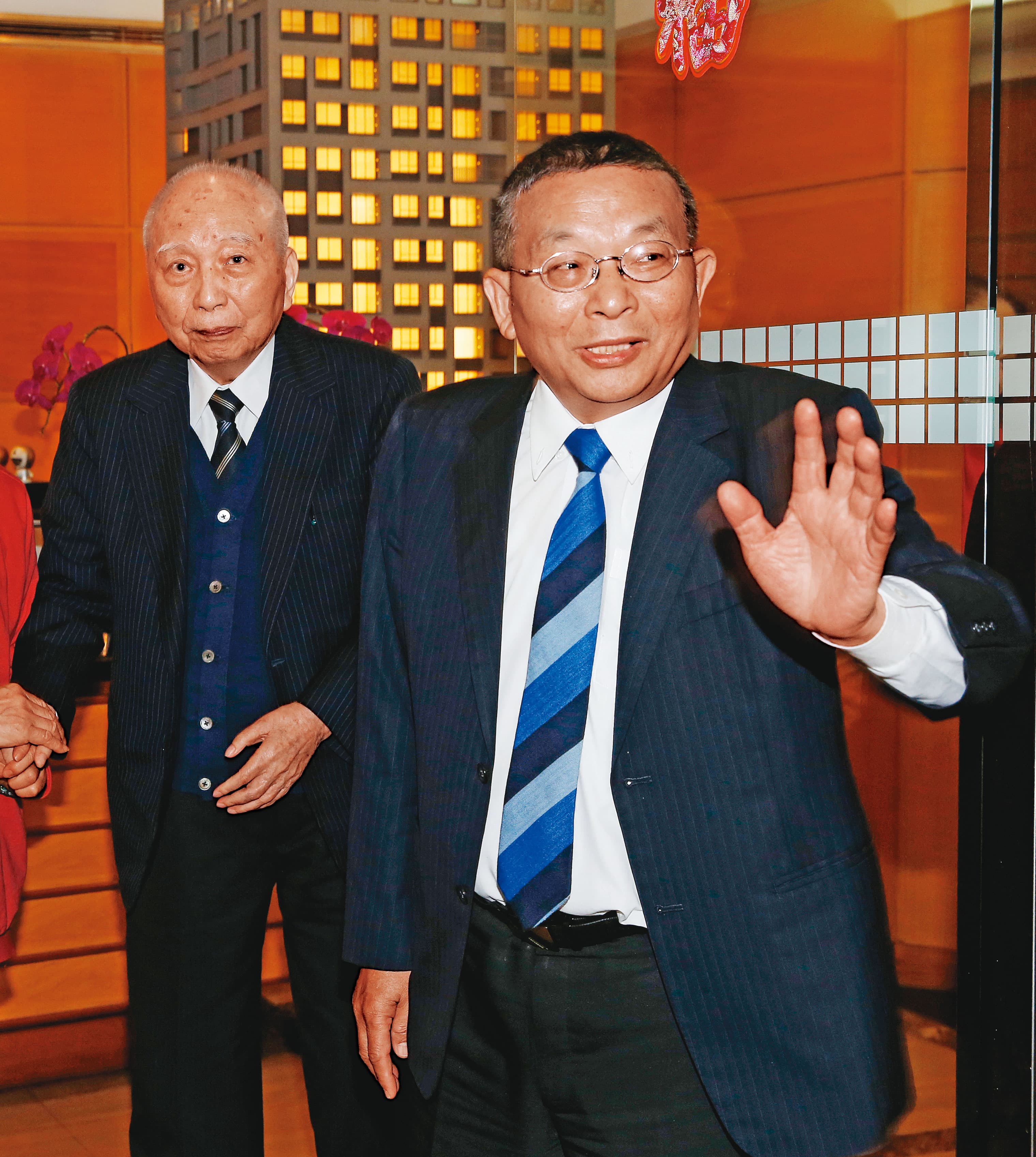 頴川建忠(左)將家族事業大都交由老臣陳清福(右)管理,由陳清福與第二代共同治理。