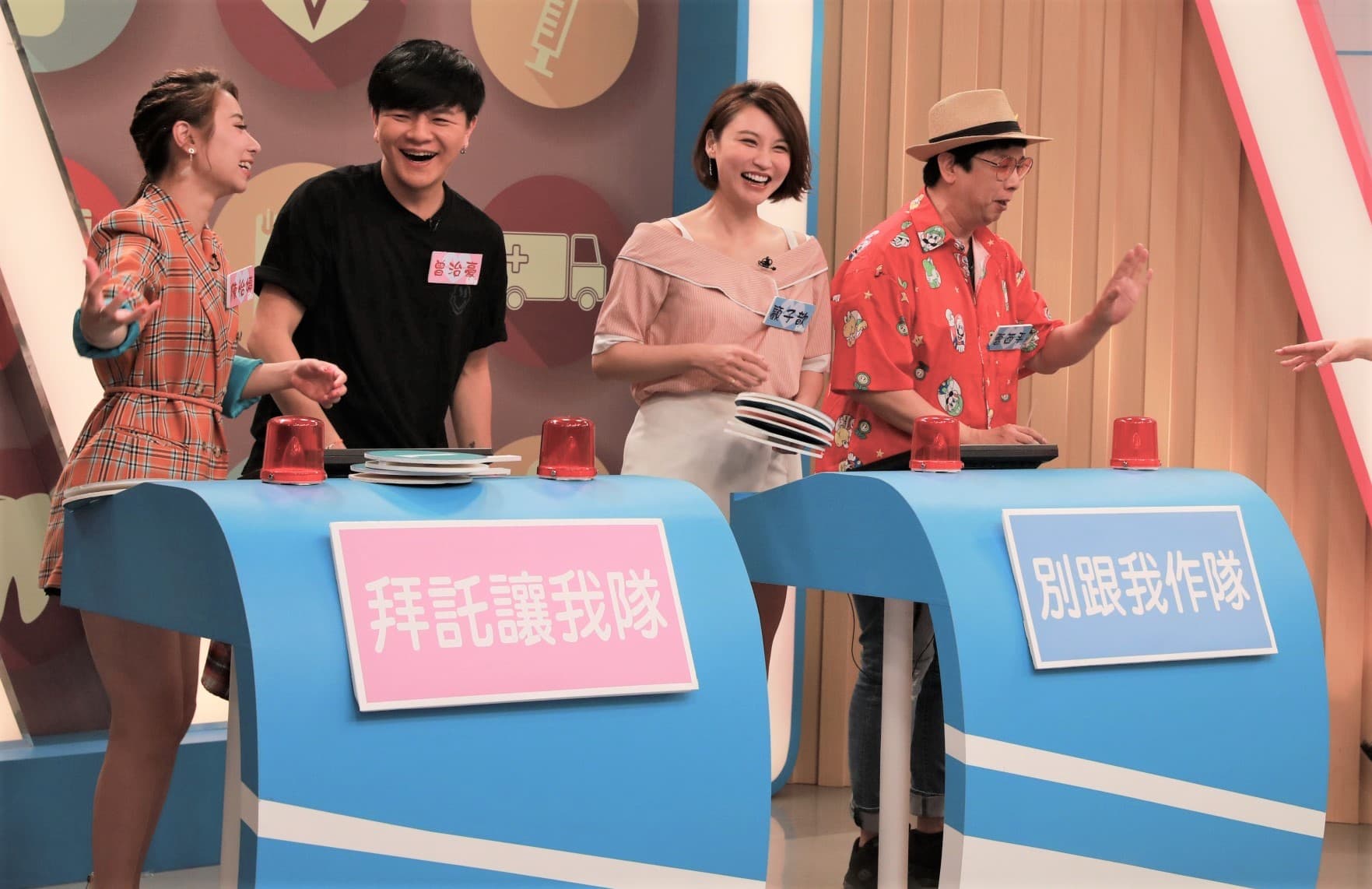 曹西平（右）爆料家中泌尿科診所經常有藝人來割包皮。（民視提供）