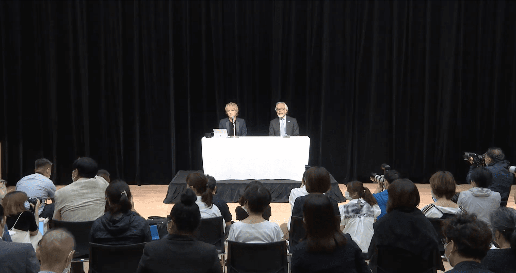 手越祐也將律師也請到現場陪同開記者會。(翻攝畫面)
