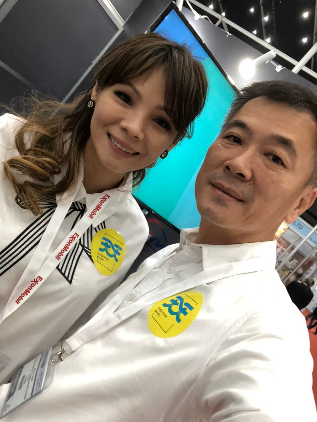 陳勇志(右)與妻子感情很好,結婚20多年,妻子陪著他走過喪父、負債、創業、四處借錢的日子。(陳勇志提供)