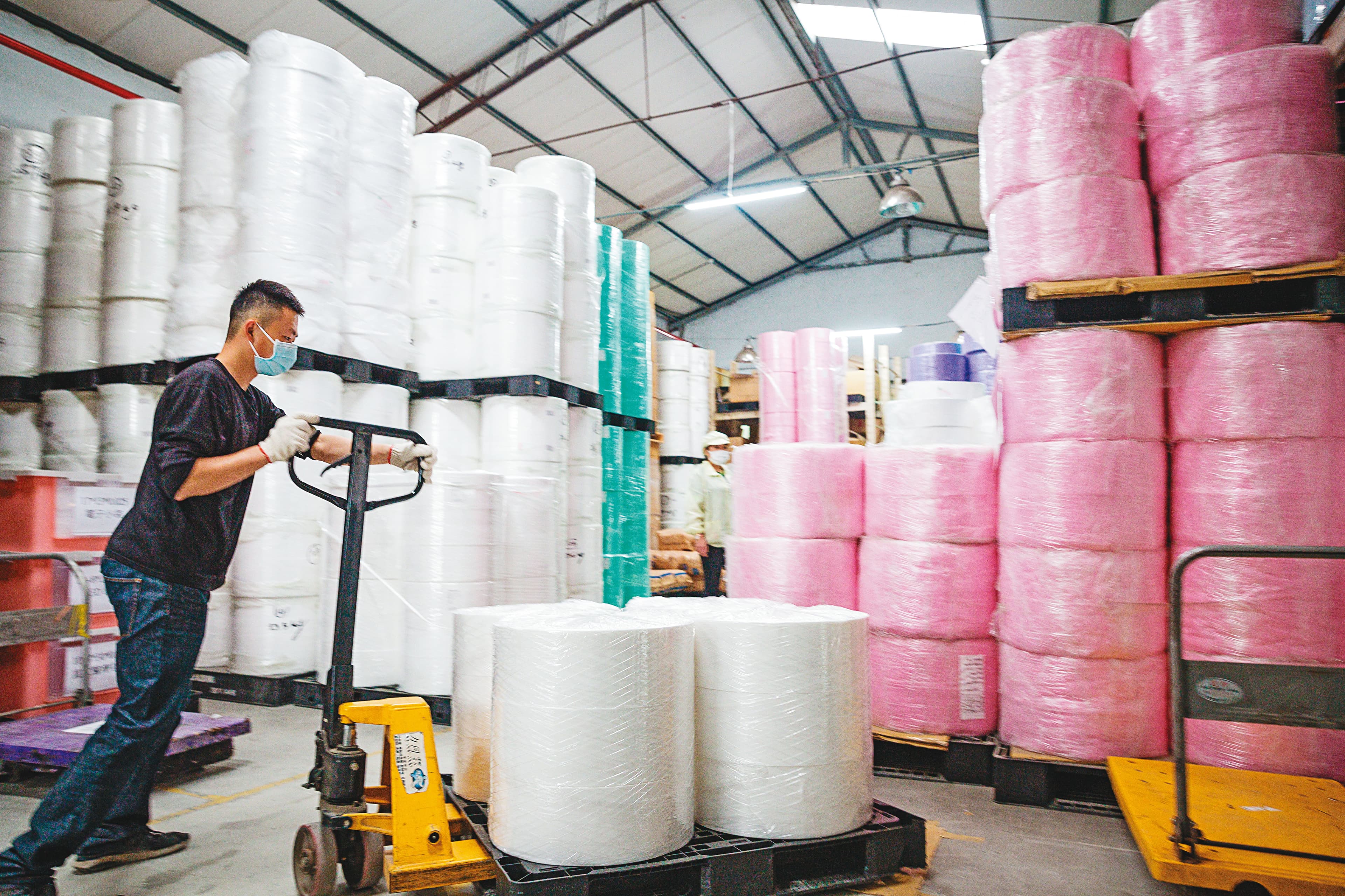 台灣康匠相關企業包括製造熔噴不織布的兆羿科技、製造PP不織布的松勝創新與製造口罩定型鼻線的昌育國際,一條龍作業避免原料斷貨。