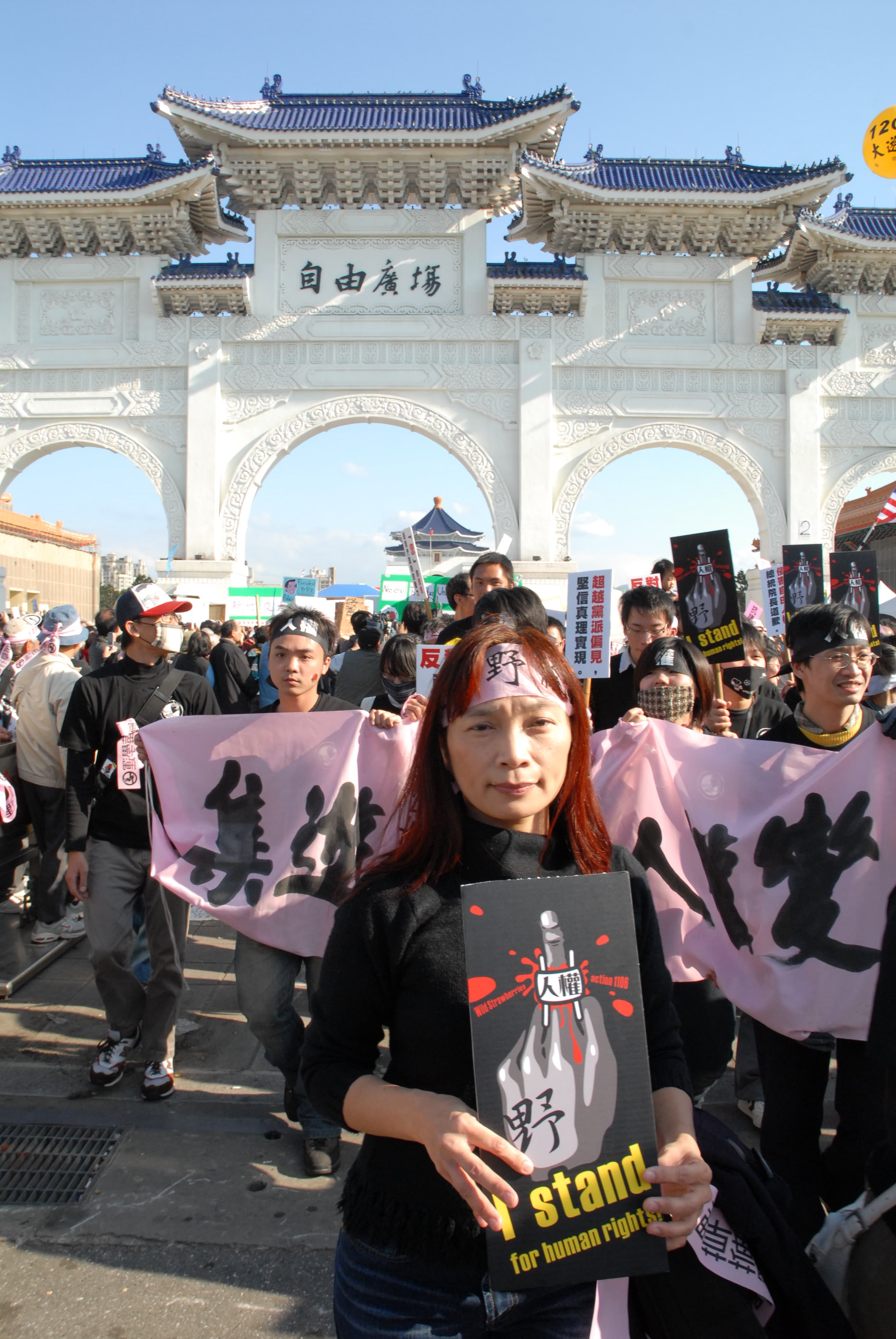楊翠說自己從來都不是社運圈與政治圈的人，但每有社會運動，她都以一個關心社會的民眾身分參與，用自己的雙眼見證台灣民主化的歷程，圖為楊翠參加野草莓學運。（楊翠提供）