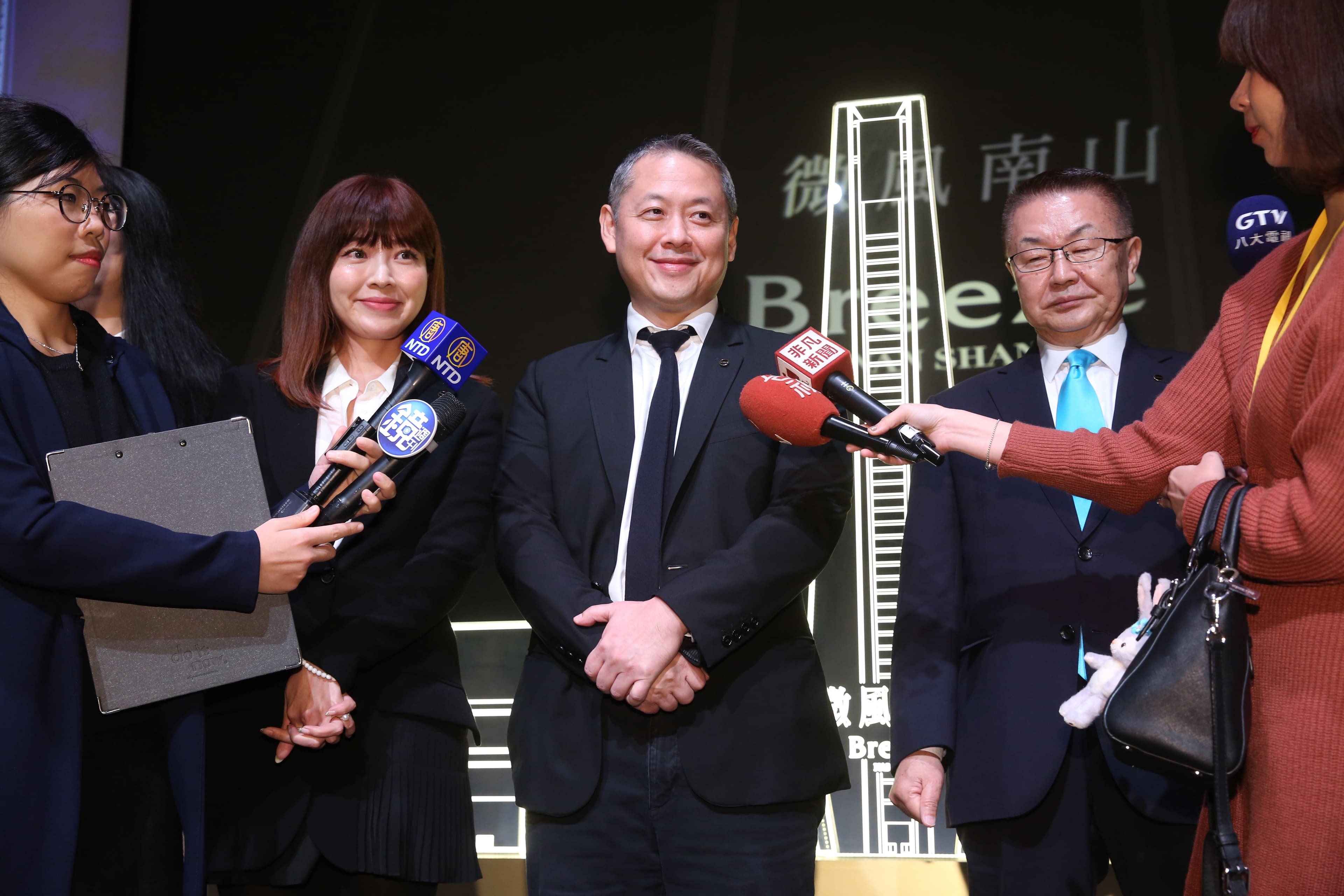 廖鎮漢與廖曉喬彼此分工，去年帶領微風創下超過300億元的業績。