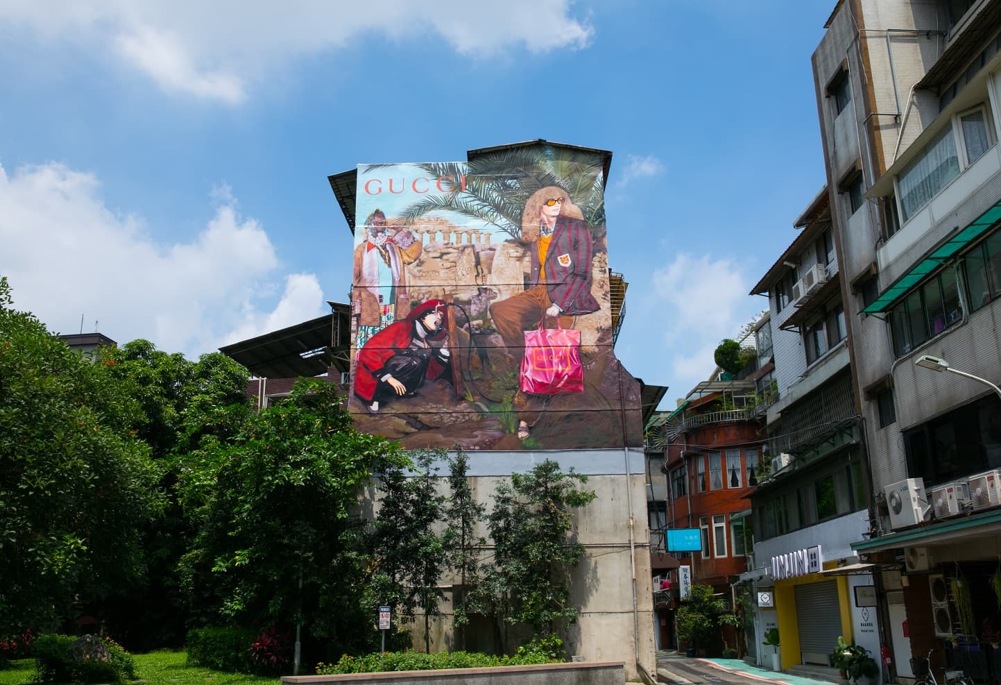2019年5月 Gucci 2019 早秋形象廣告：Gucci 2019 早秋形象廣告，呈現了西西里塞利農特遺址公園的殘垣斷壁，一群不羈青年的狂歡宴會。始建於西元前7世紀的廟宇再度迎來音樂與舞蹈，詩頌與對談，仿若時光倒流，重現古希臘時期的自由精神。藝術牆作品仿佛一幅流動的當代畫卷，再次反映品牌崇尚自由與自我表達的精神。（GUCCI提供） 