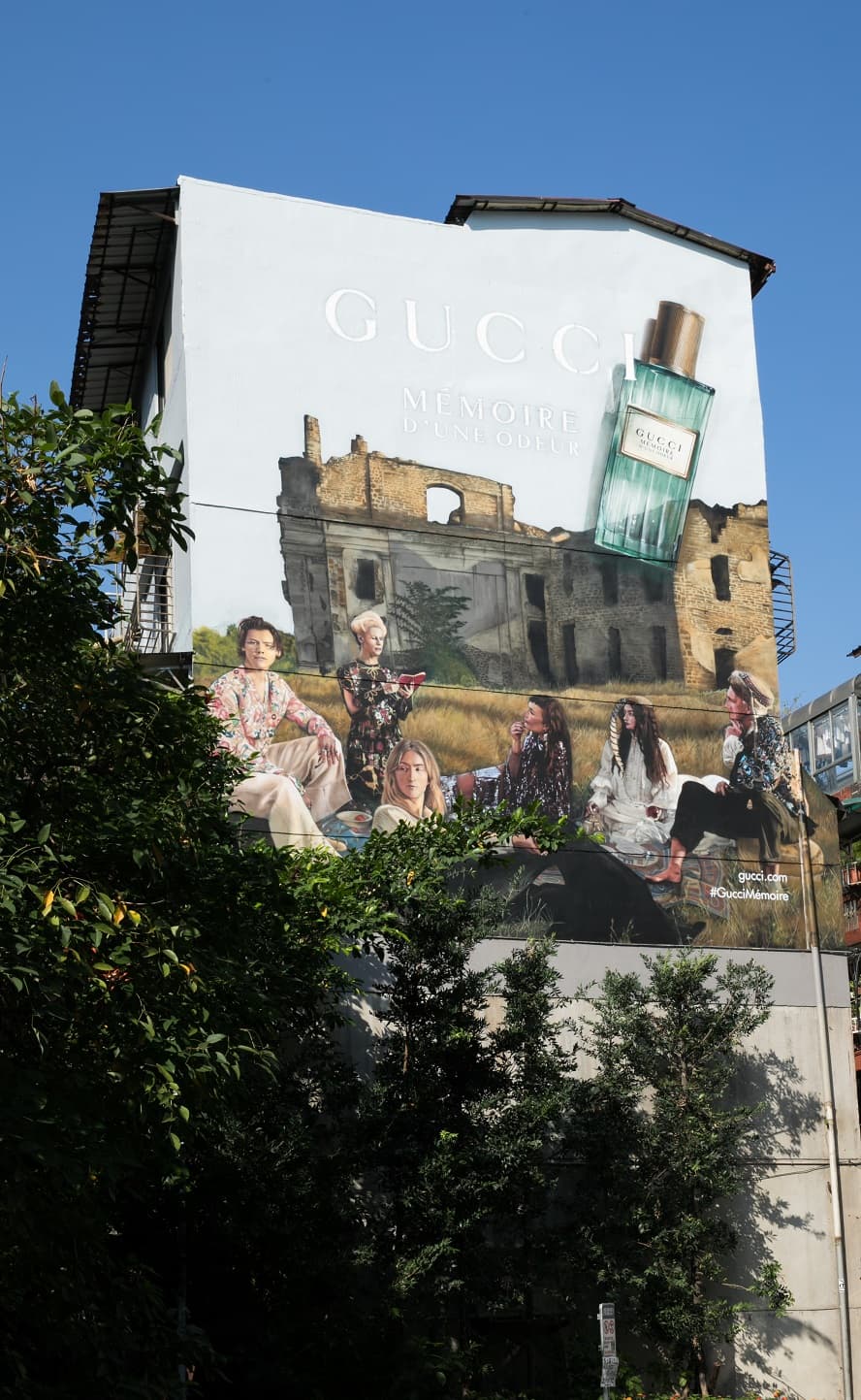 2019年11月 MÉMOIRE D’UNE ODEUR 香氛主題藝術牆：Gucci創意總監Alessandro Michele透過Gucci Mémoire d’une Odeur表達出一種超越性別與時空的中性香氛概念。在此款香氛中，Alessandro Michele將嗅覺想像為一把打開時間之門的金鑰，喚醒記憶，重現昔日景象。在英國歌手暨演員哈利斯泰爾（Harry Styles）的召集下，眾多生性自由之人齊聚一堂，暫別了各自紛紛擾擾的生活，在古跡、荒野與金色陽光的陪伴下享受美妙而難忘的聚會時光。Gucci藝術牆以這個氣質獨特的團體為主角，呈現溫馨親切、引人遐思的夢幻影像。（GUCCI提供） 