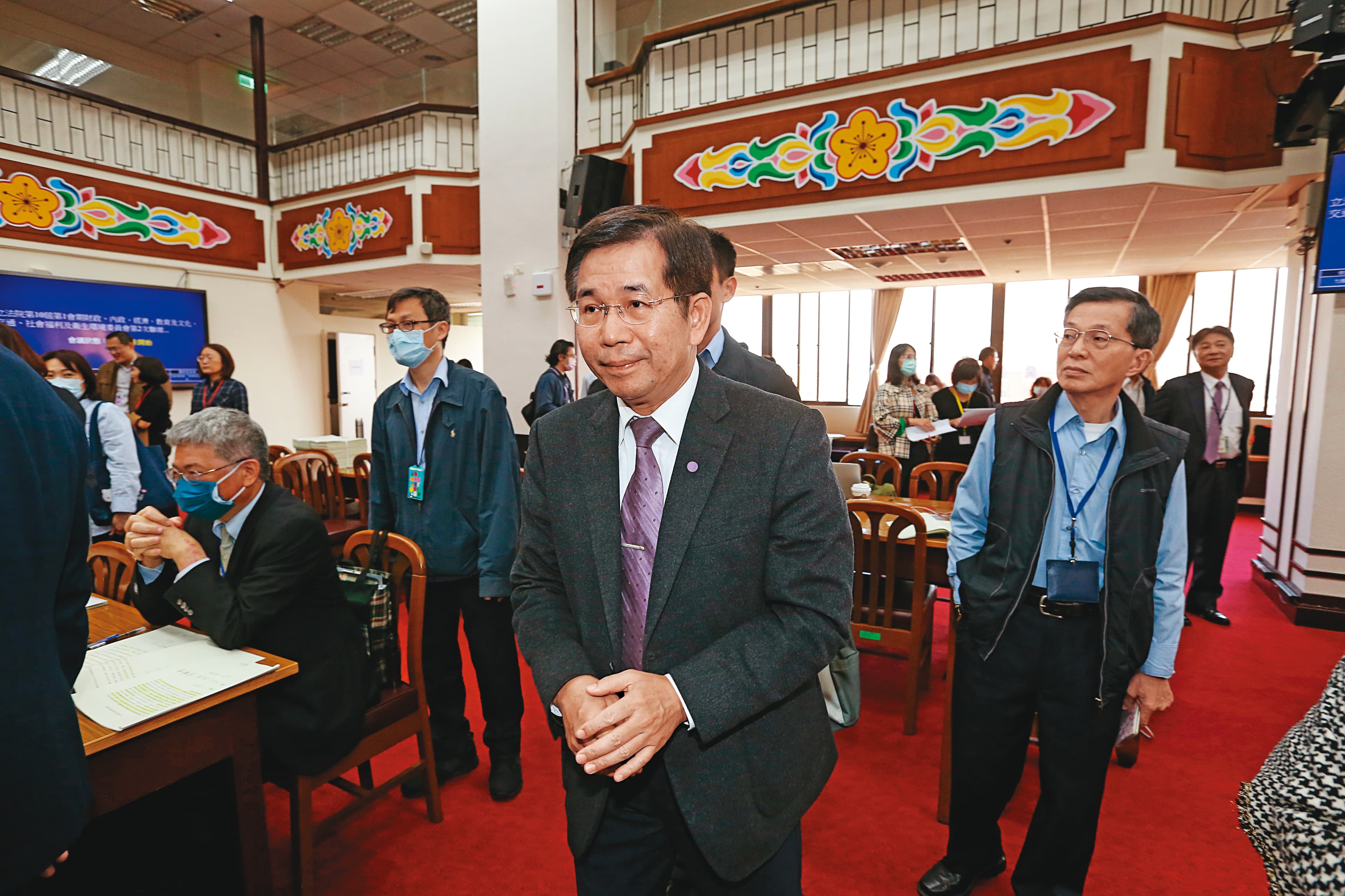曾因管中閔案請辭後回鍋的教育部長潘文忠(中),如今再度面臨文大董事長爭議的考驗。