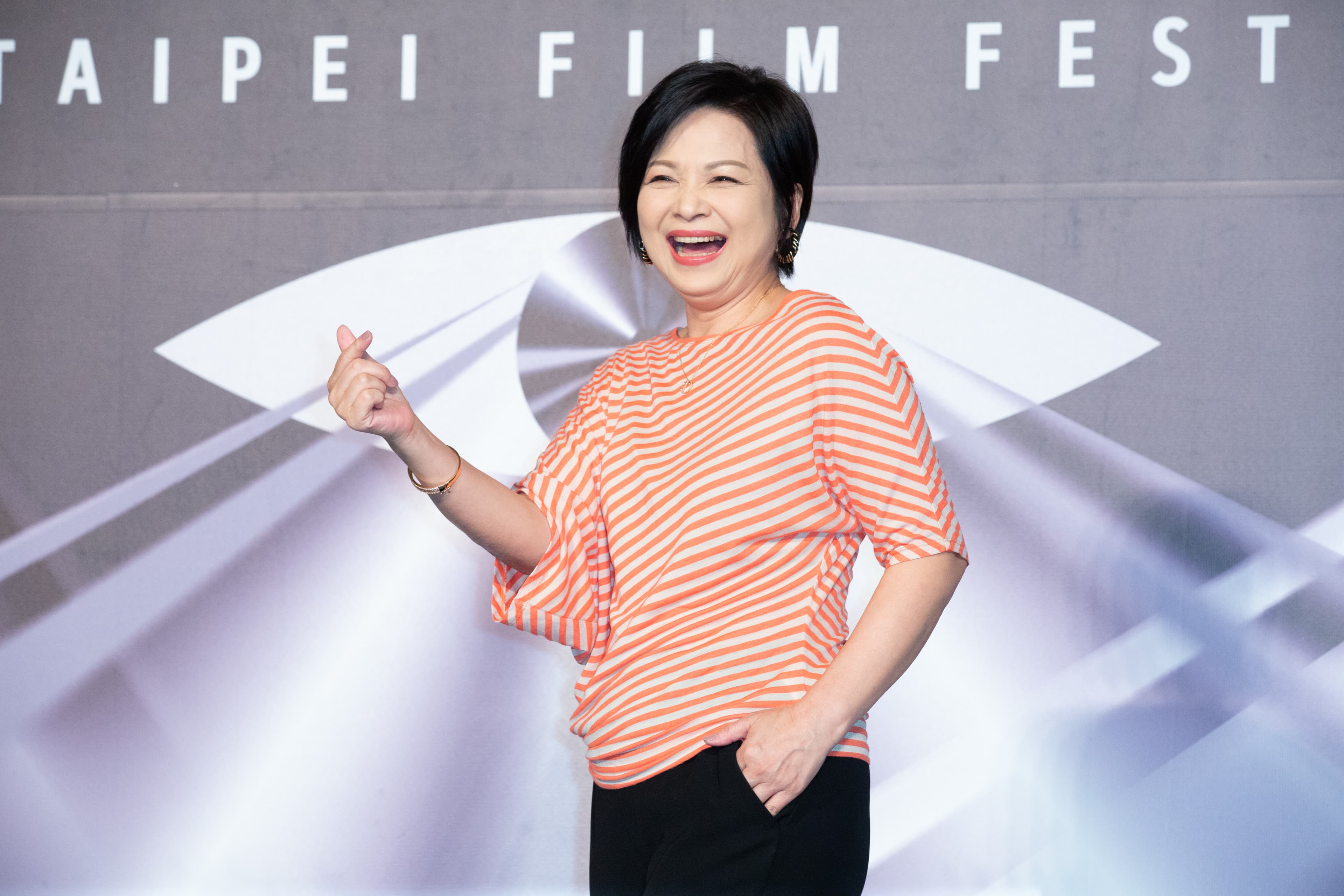 楊貴媚以影后之姿示範,拍照時肢體語言該如何搶鏡頭。