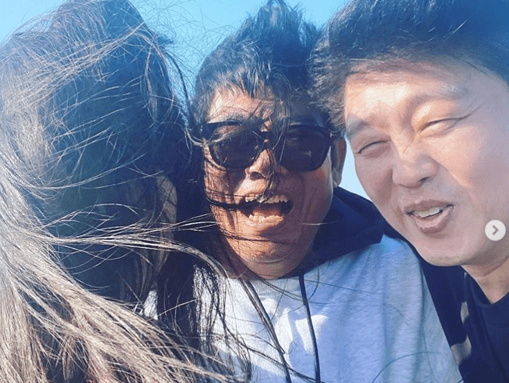 孔曉振曾在韓劇《沒關係,是愛情啊!》與成東鎰合作,此次應成東鎰之邀,擔任節目嘉賓。(friDay影音提供)