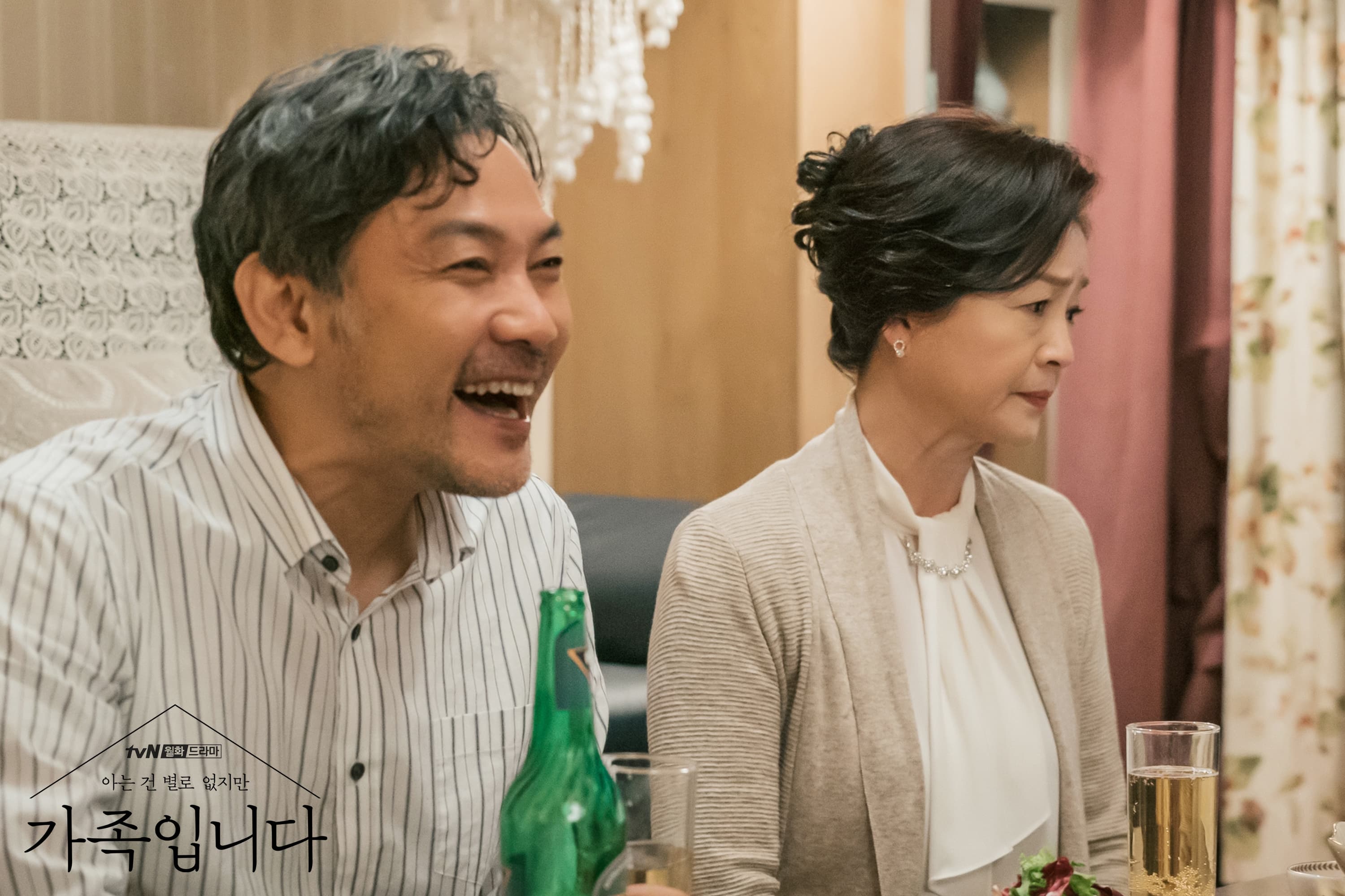 鄭進永(左)和元美京是結婚數十年後逐漸疏遠的夫妻。(翻攝tvN官網)