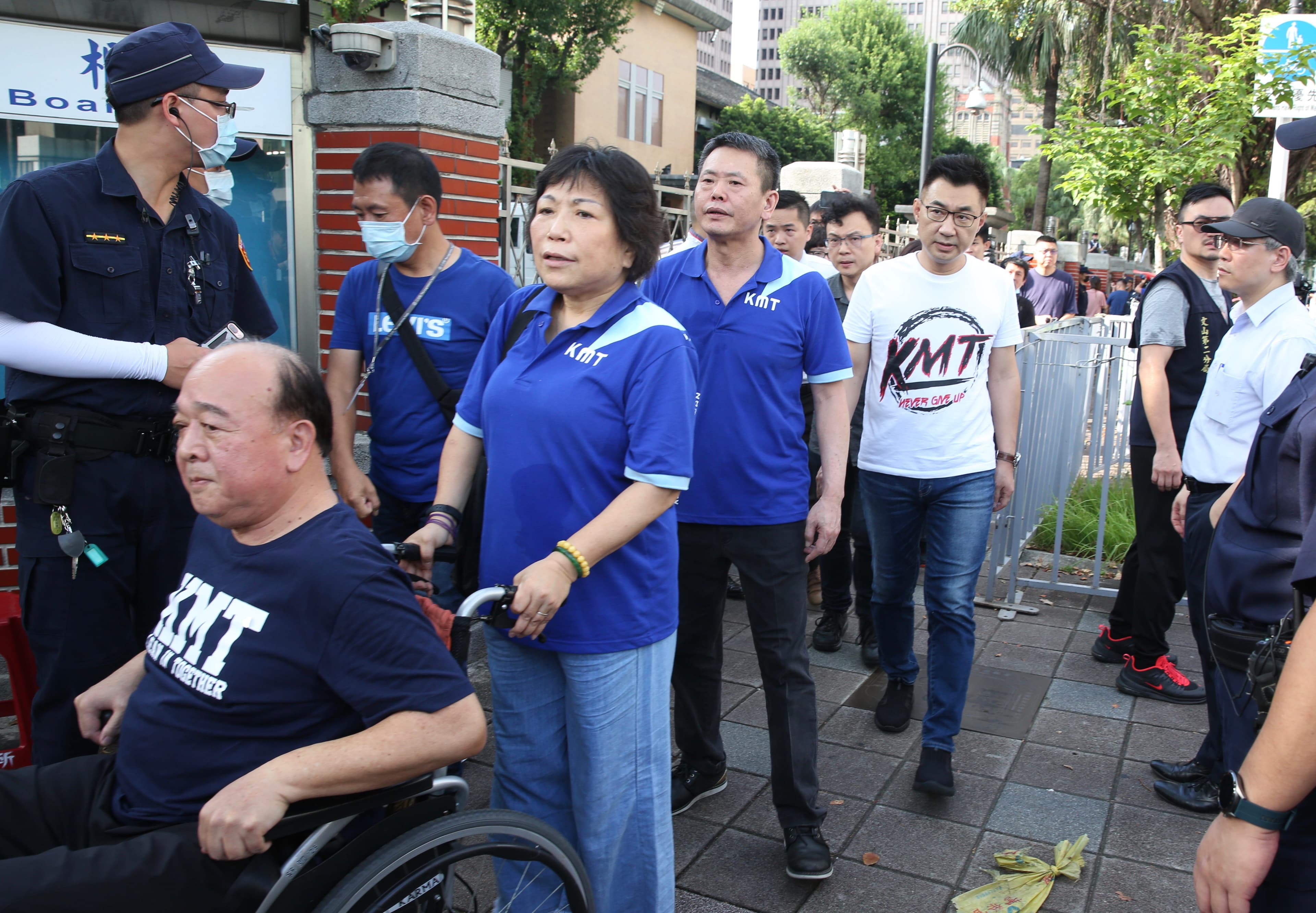 今早江啟臣率部分藍委走出議場。