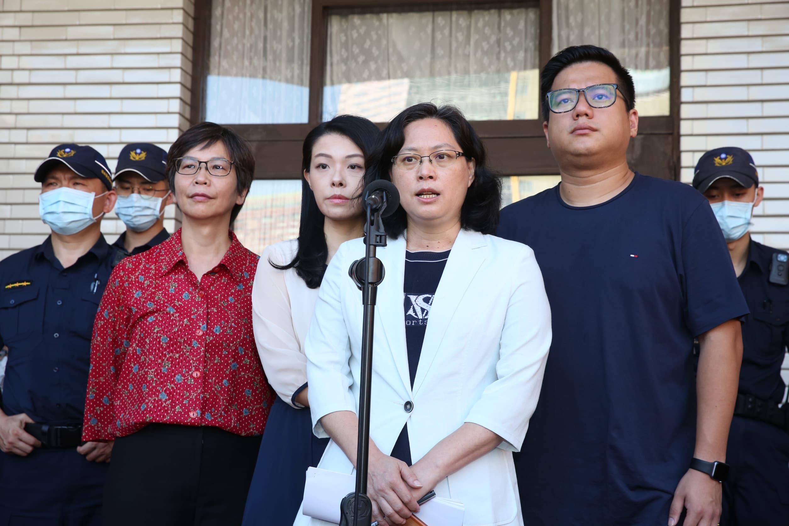 民眾黨團立委在議場前受訪。