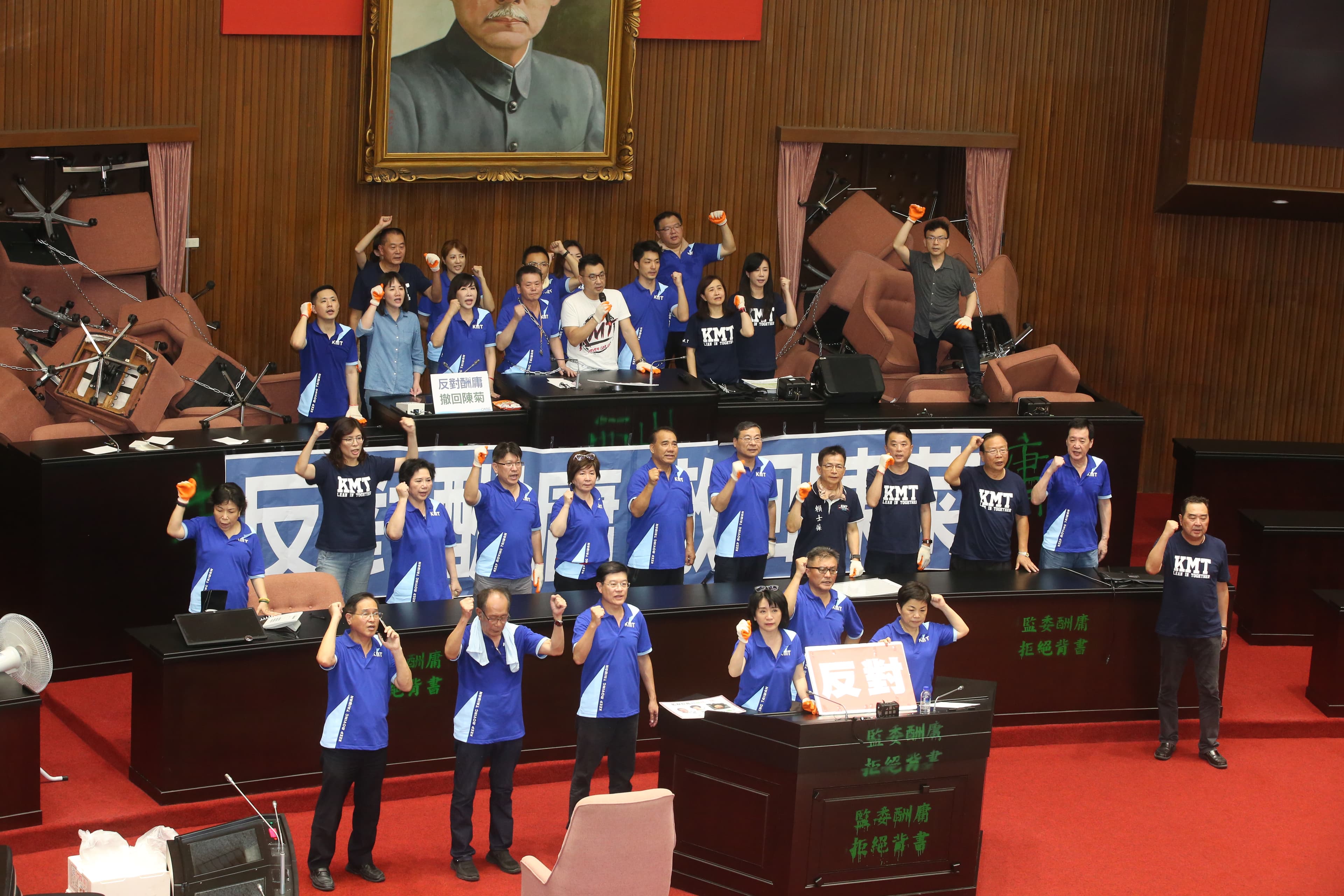 國民黨立委今早持續佔領議場,痛批民進黨踐踏人民的國會。
