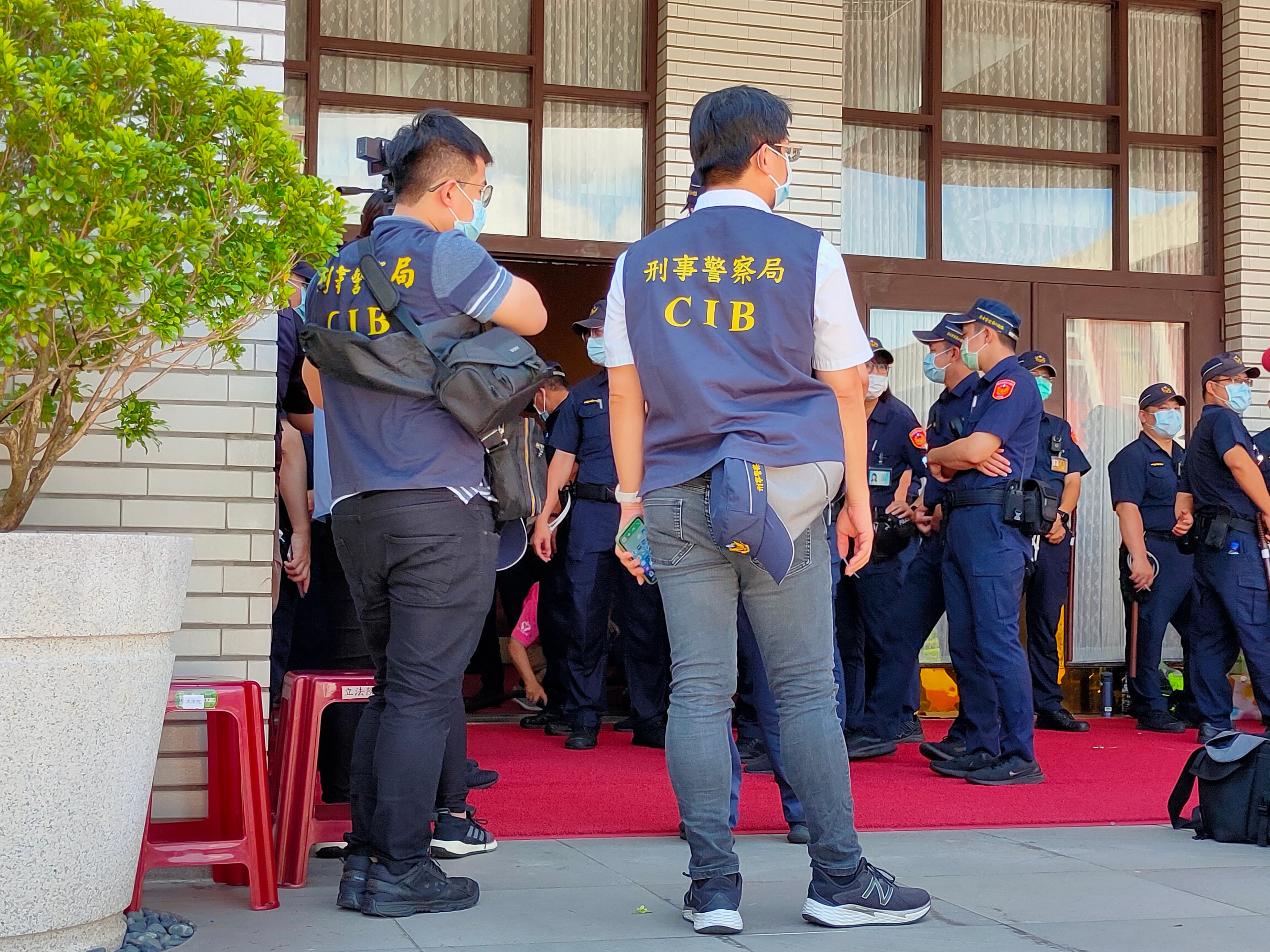 另有身穿「刑事警察局」背心的2名刑警在議場大門外蒐證。