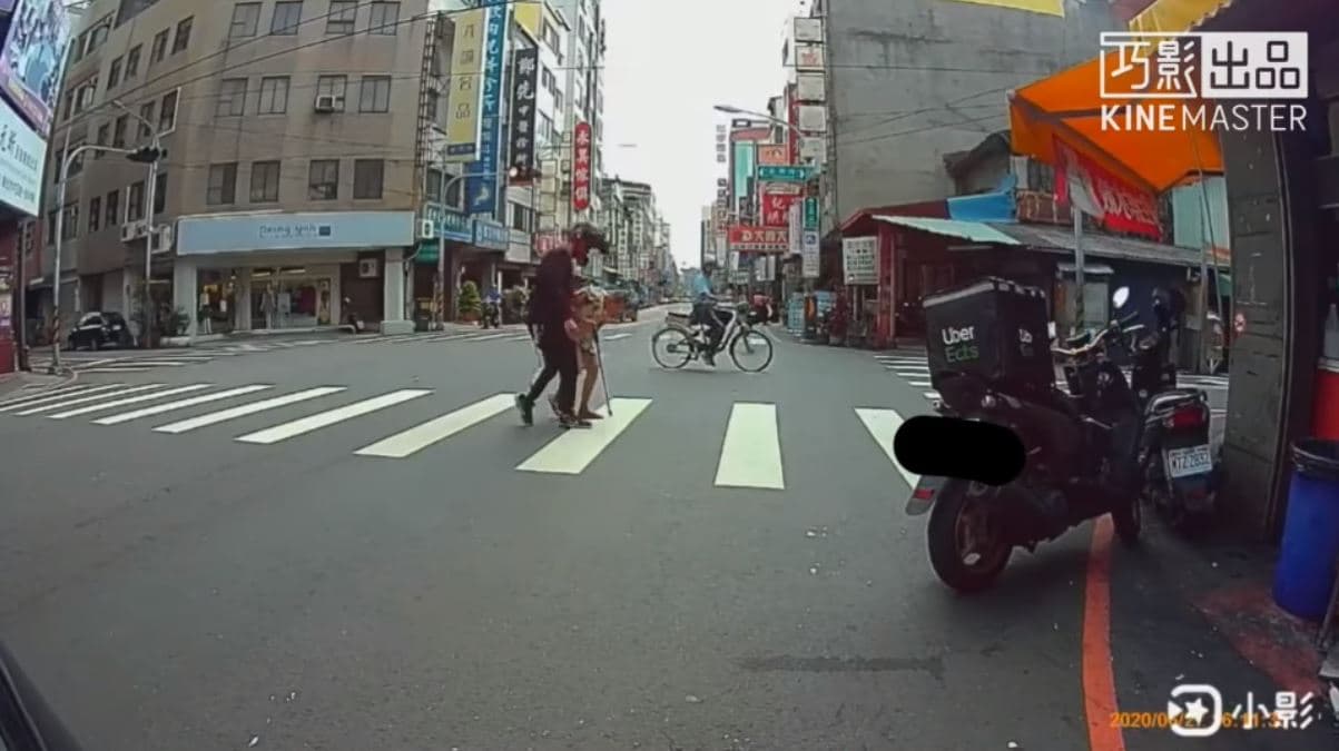 外送員違停原因太暖心，網友狂讚「暖男耶！」（翻攝自「爆廢公社」）