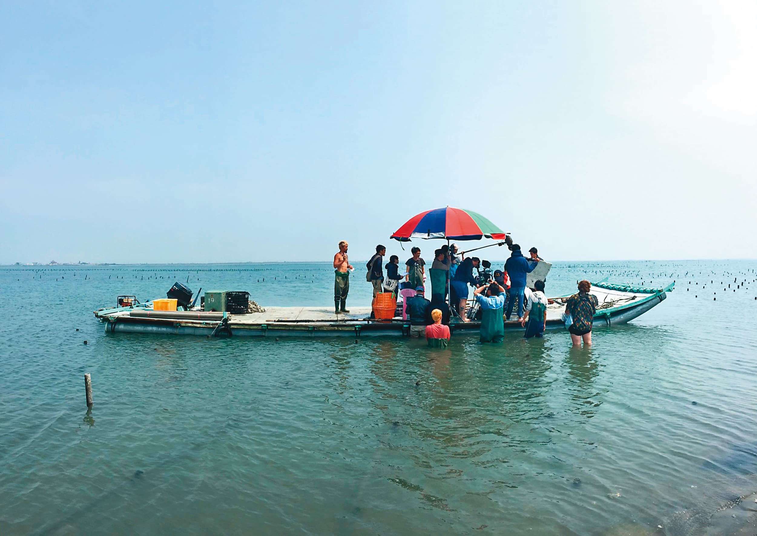 《蚵豐村》全片有1/4在海面上拍,劇組要依據潮汐表才能上工。(好威映象提供)