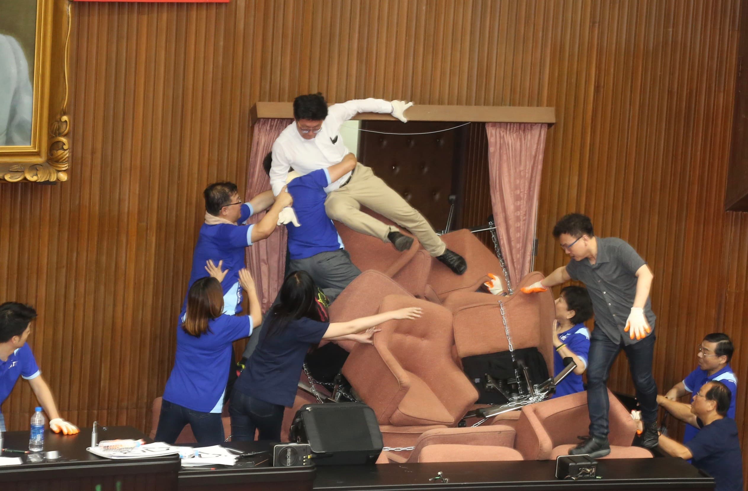 民進黨立委郭國文要突襲衝入主席台，被藍委攔腰抱住。