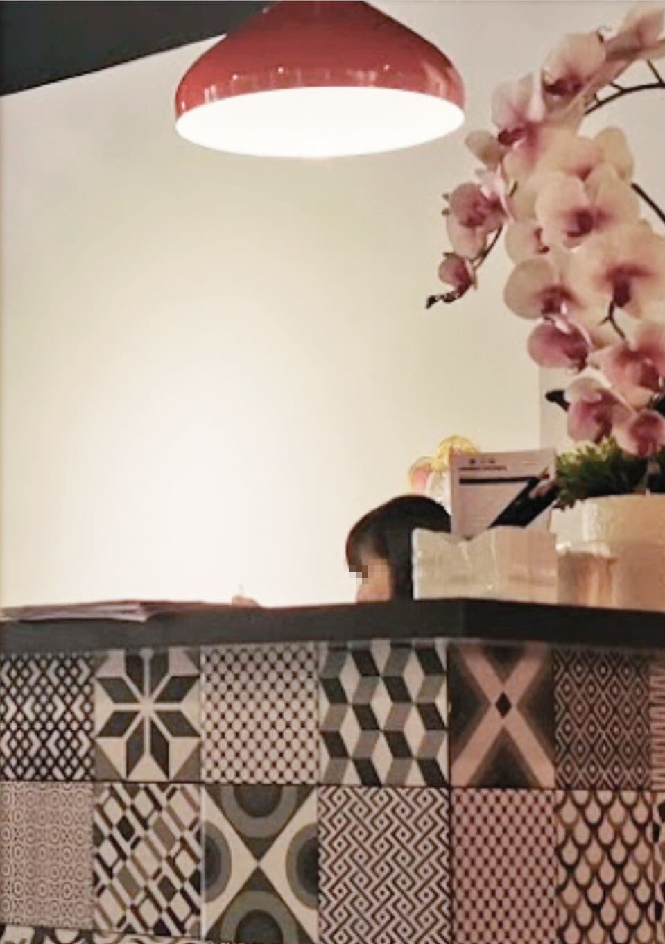 假富商鄭楚豪和盛女(圖)在麻六甲店內忙進忙出。(讀者提供)