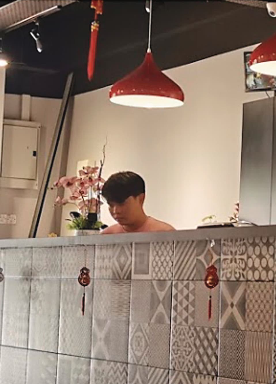 假富商鄭楚豪(圖)和盛女在麻六甲店內忙進忙出。(讀者提供)