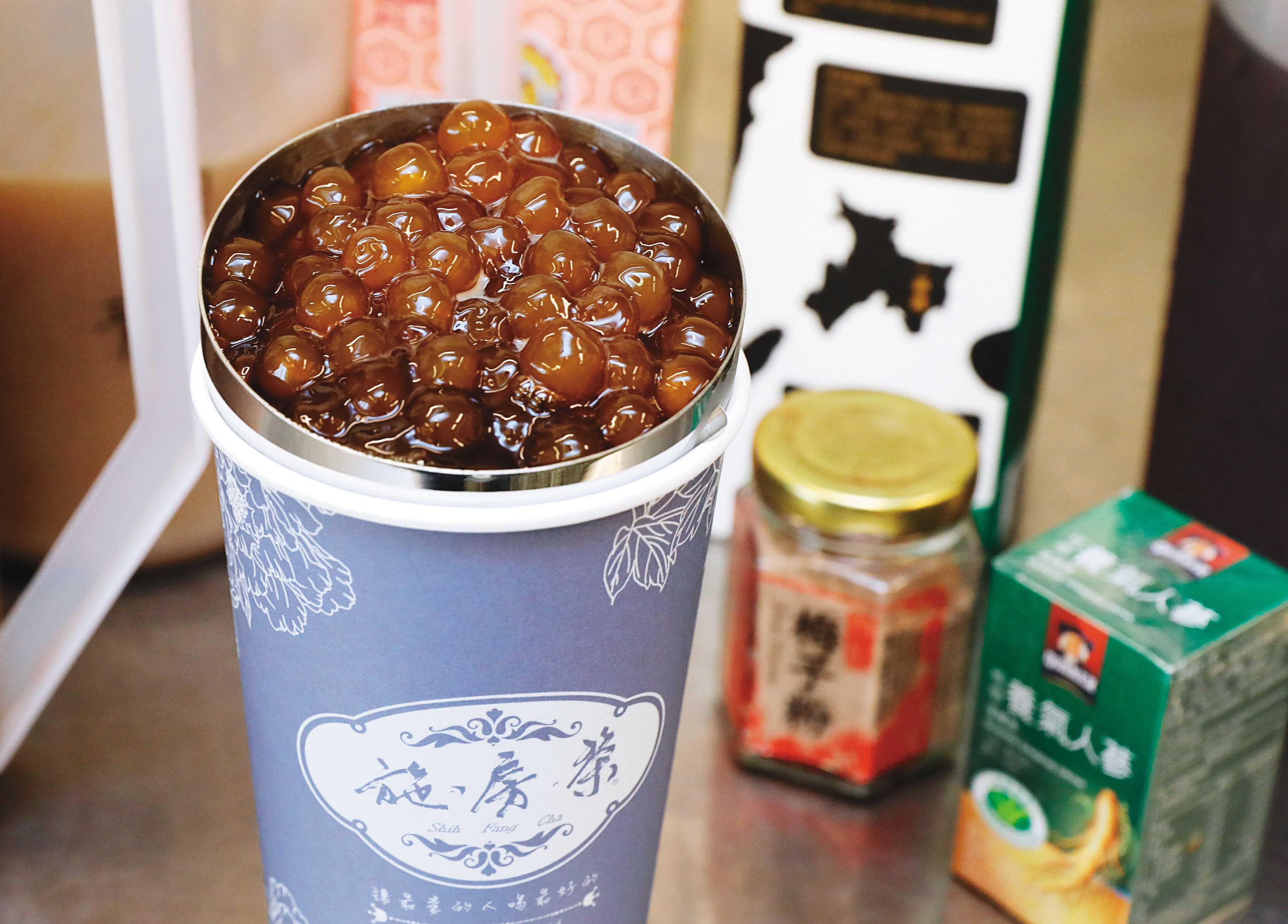 施房茶自創的「雪珠人蔘鮮奶烏」大杯要價255元,被稱為全台最貴珍奶。