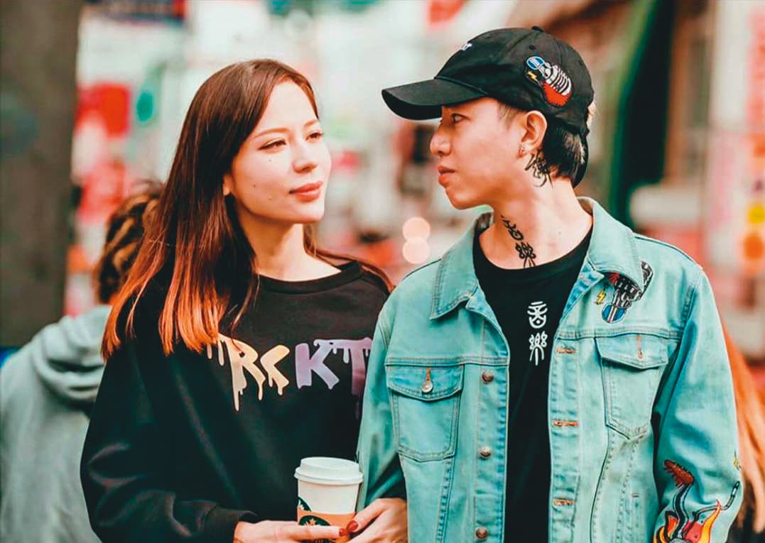 謝和弦(右)與辣妻Keanna(左)自結婚後就扮演恩愛夫妻,沒想到如今兩人翻臉、感情回不去了。(翻攝自chord0415 IG)