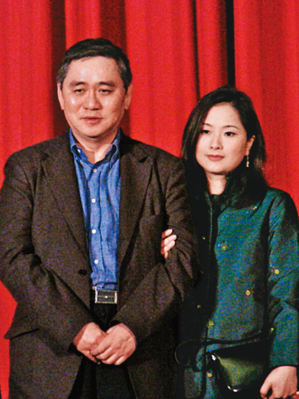 1995年間,呂安妮(右)與任教台大商研所的教授王文洋(左)爆發師生戀,王文洋為此和父親王永慶決裂而離開台塑,時隔22年後,2人傳出情變分手。(林筱穎攝,翻攝自狠攪社)