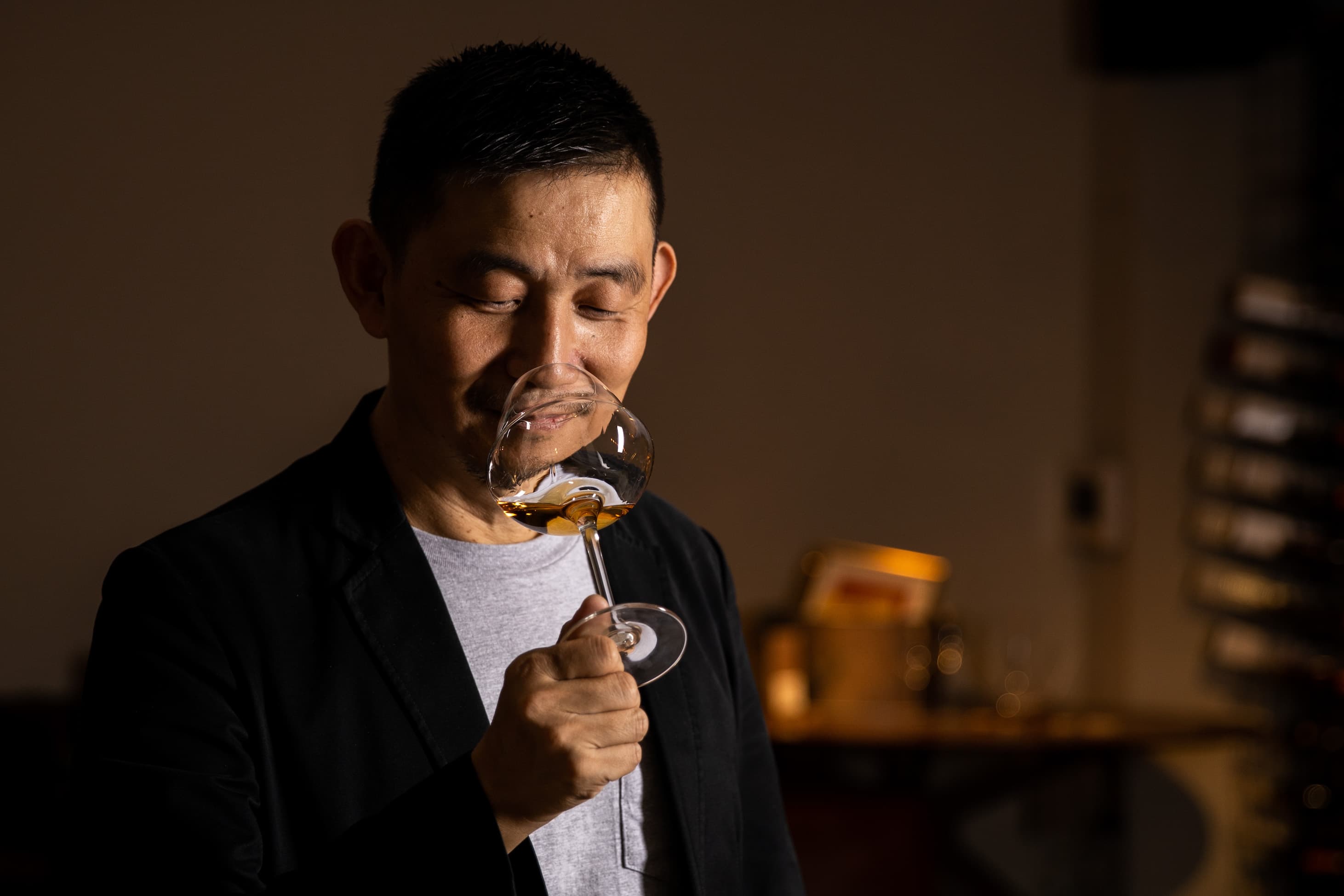 葡萄酒作家林裕森致力於推廣自然派葡萄酒。(葉琳喬攝)