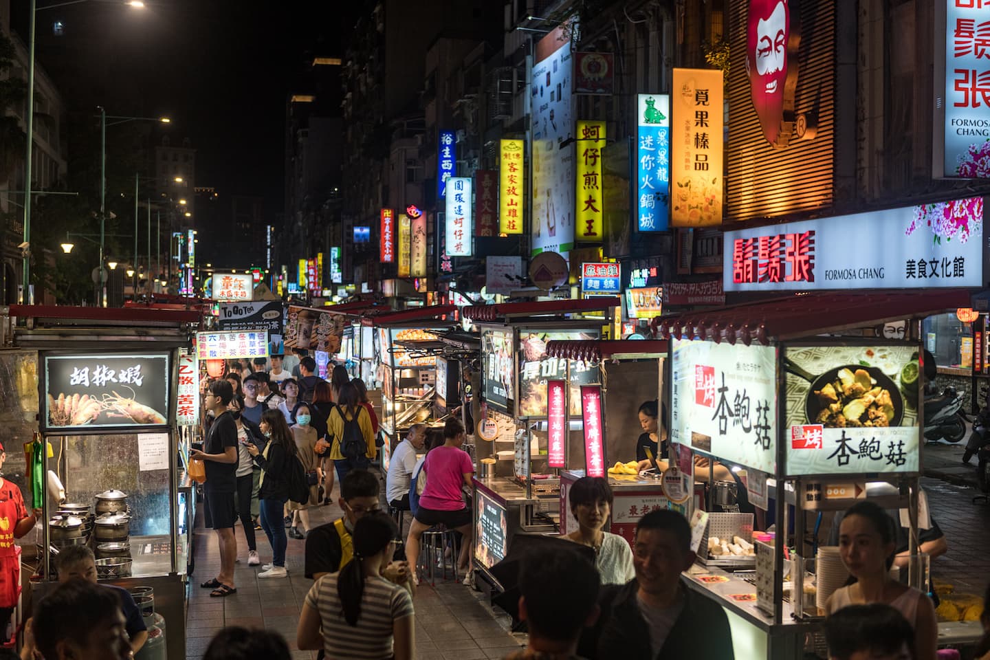 有「最好吃的夜市」之稱的寧夏夜市是美食名攤大本營。