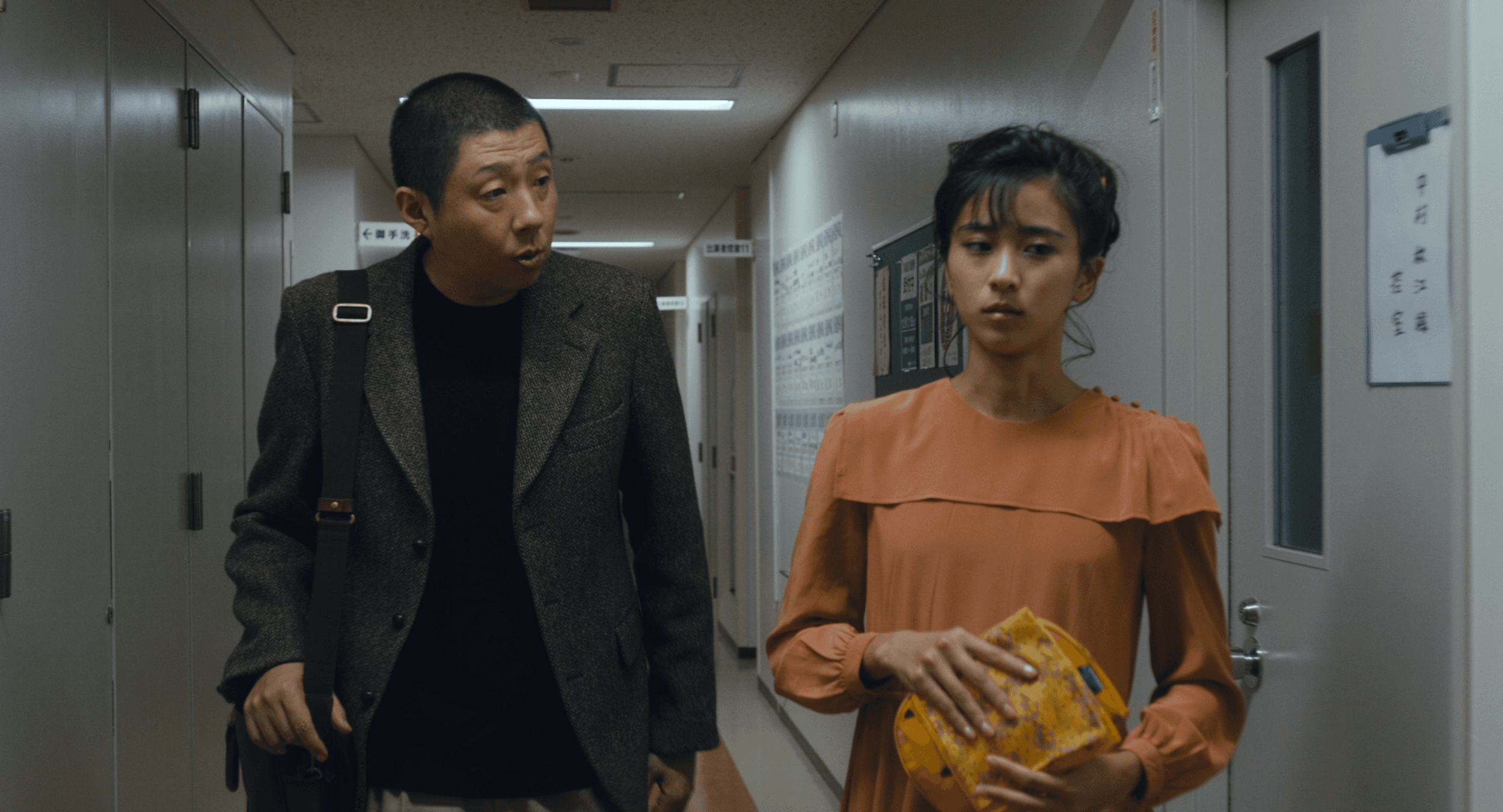 黑島結菜（右）劇中飾演新進女星，因住進怪屋求助靈學專家荒川良良。（Netflix提供）